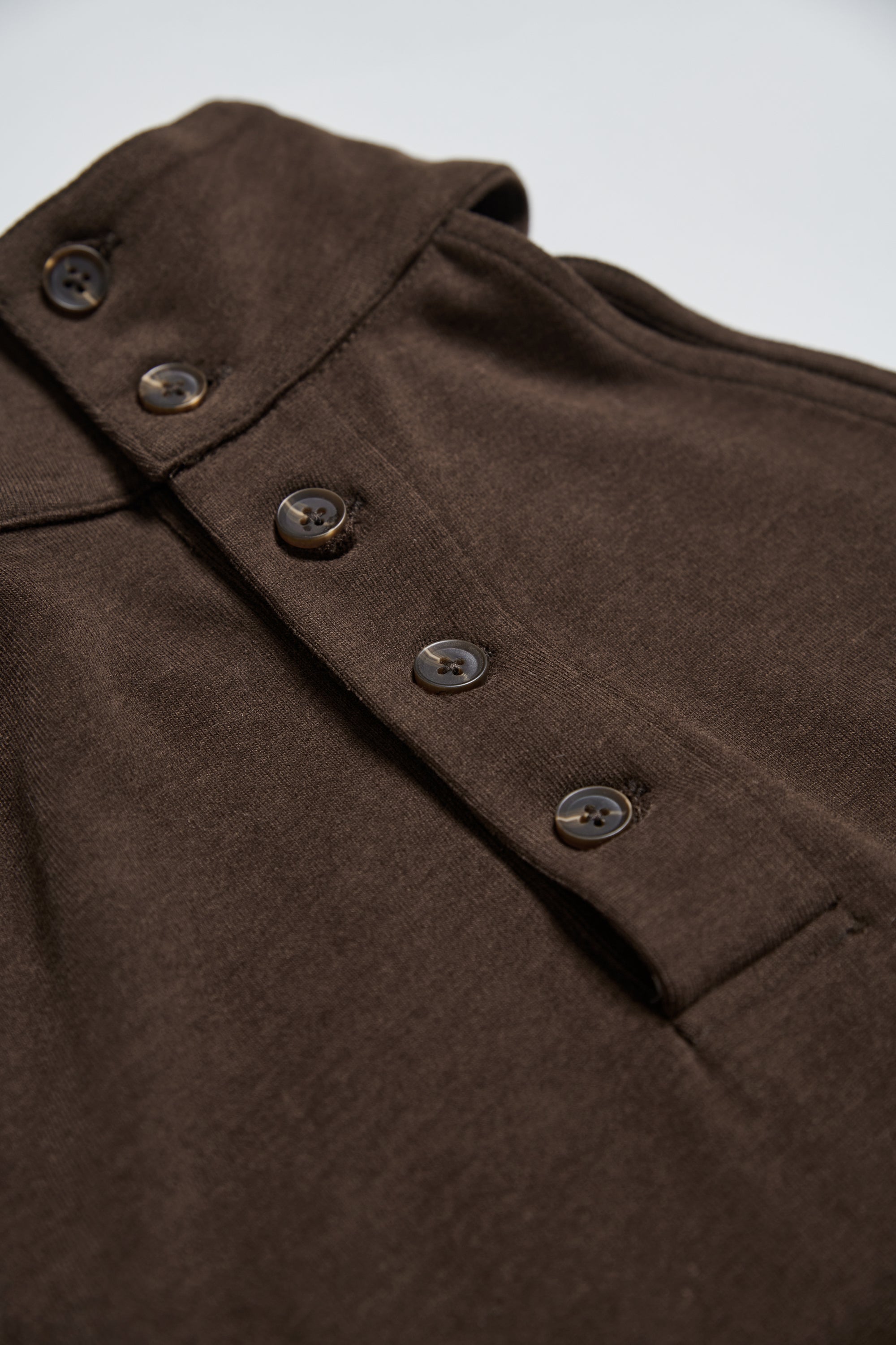 小立領削肩合身上衣-咖