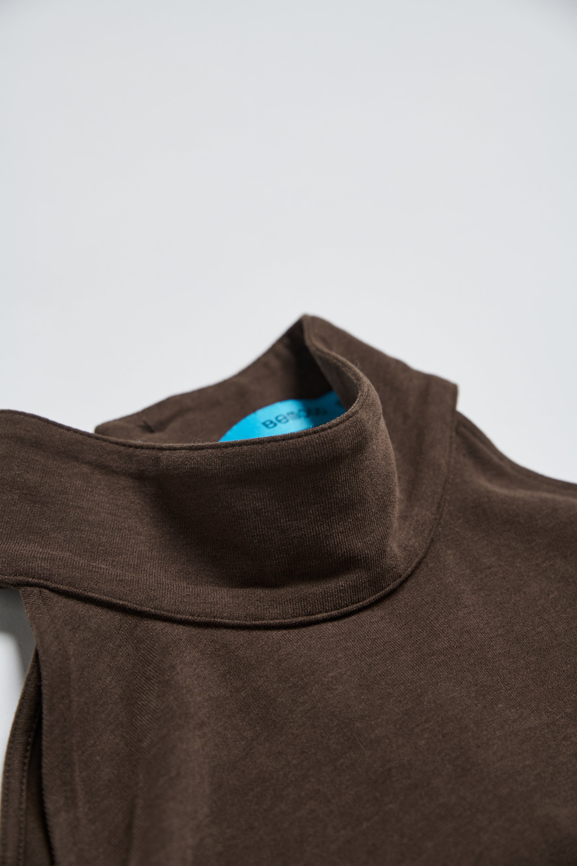 小立領削肩合身上衣-咖