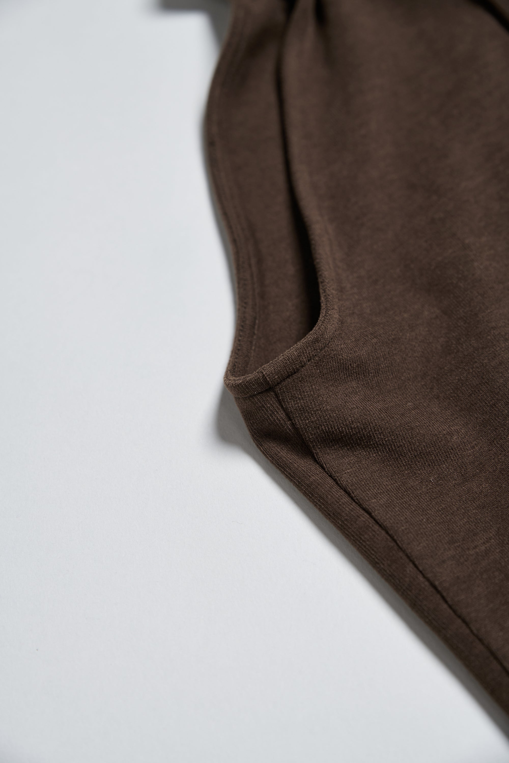 小立領削肩合身上衣-咖