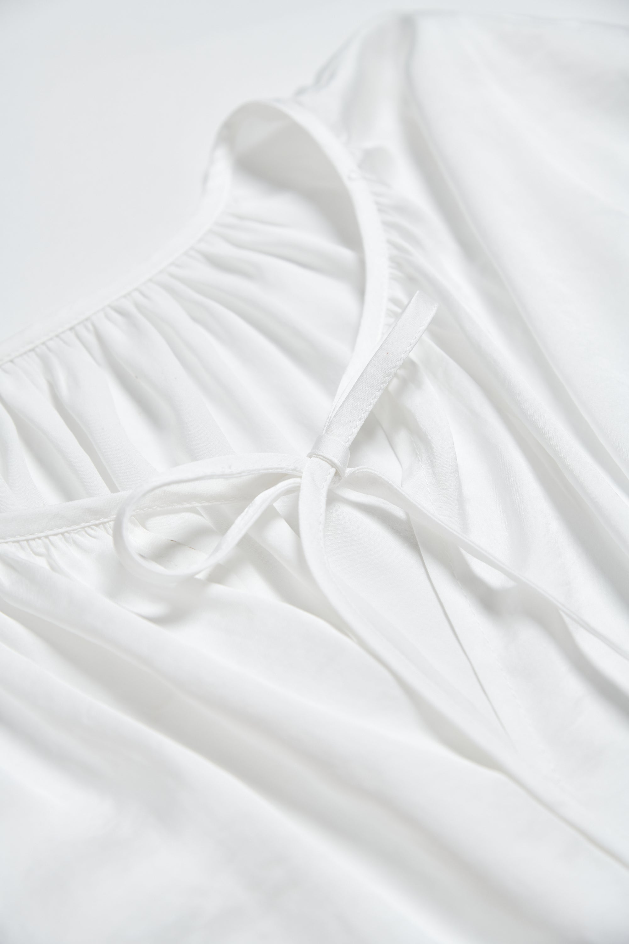 微光澤綁帶寬版上衣-白