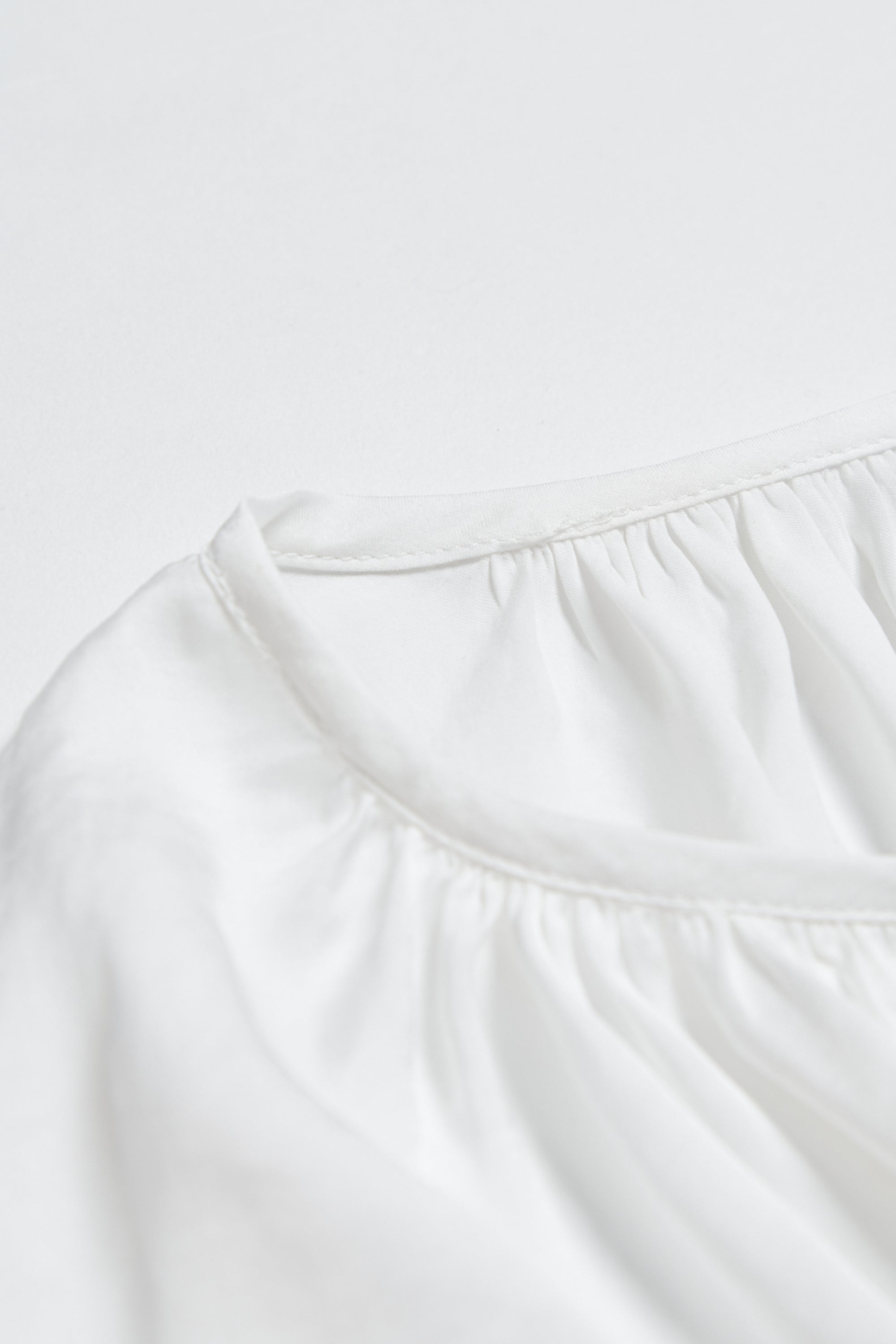 微光澤綁帶寬版上衣-白