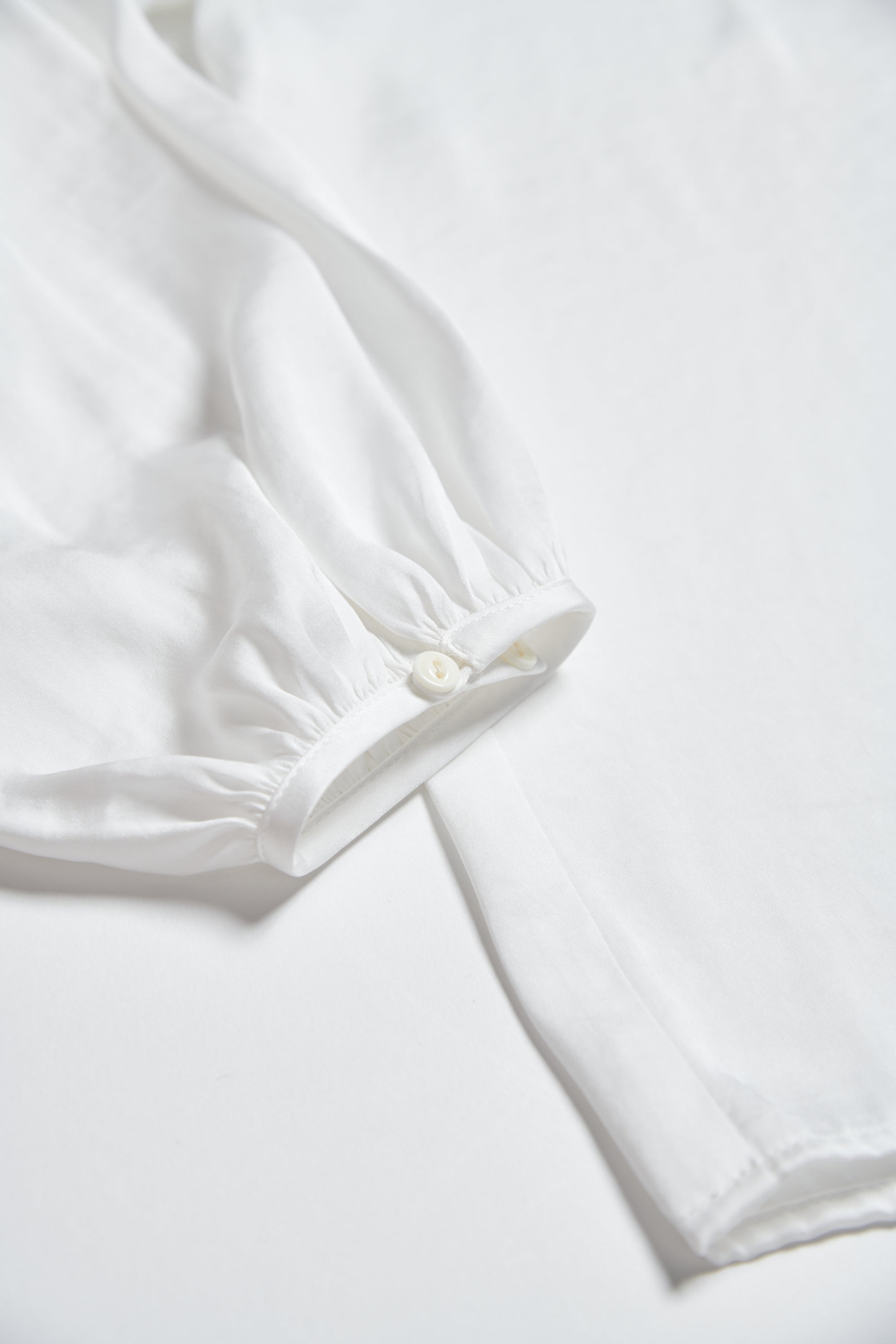 微光澤綁帶寬版上衣-白