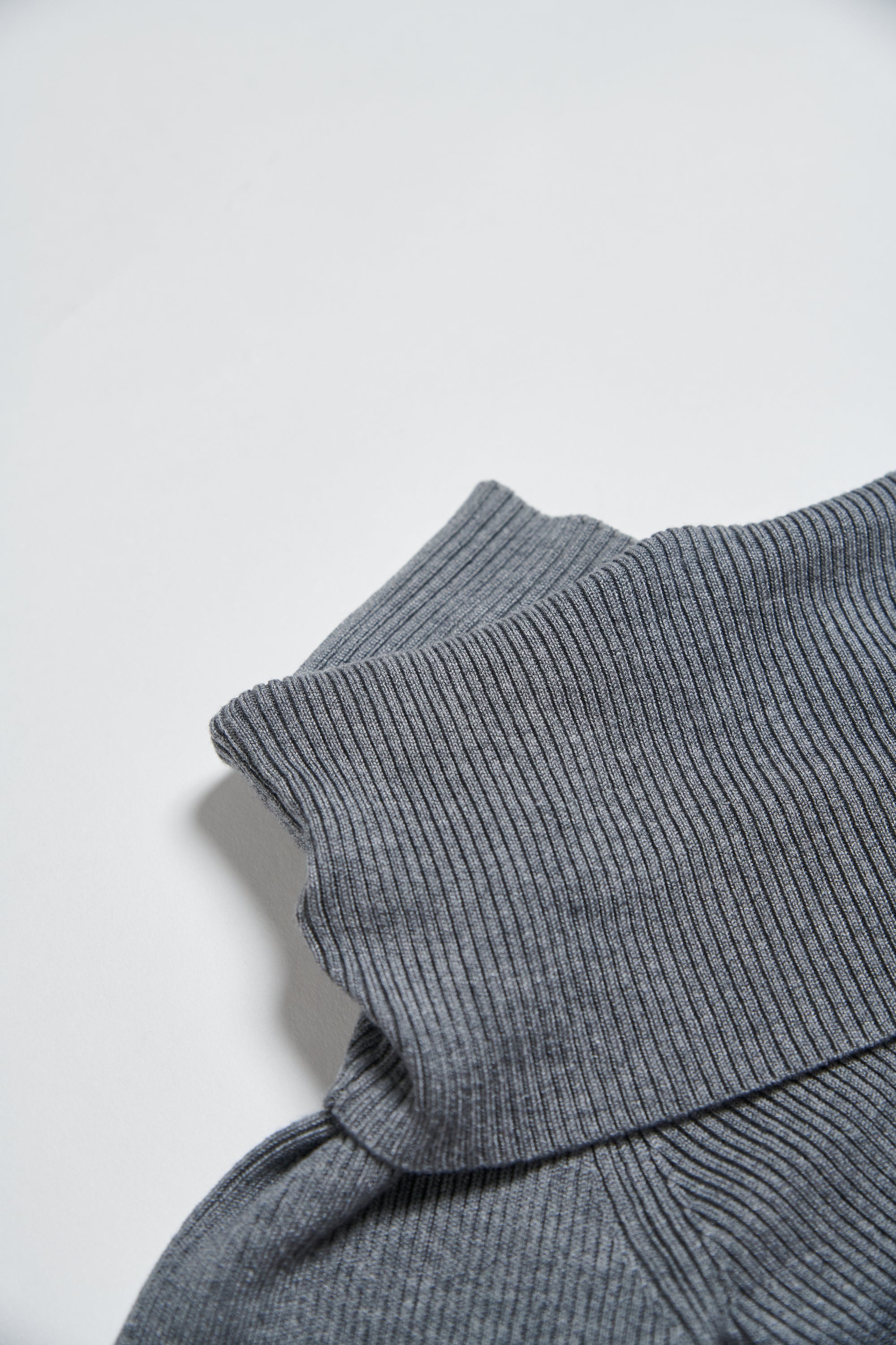 翻領裝飾釦針織毛衣-灰