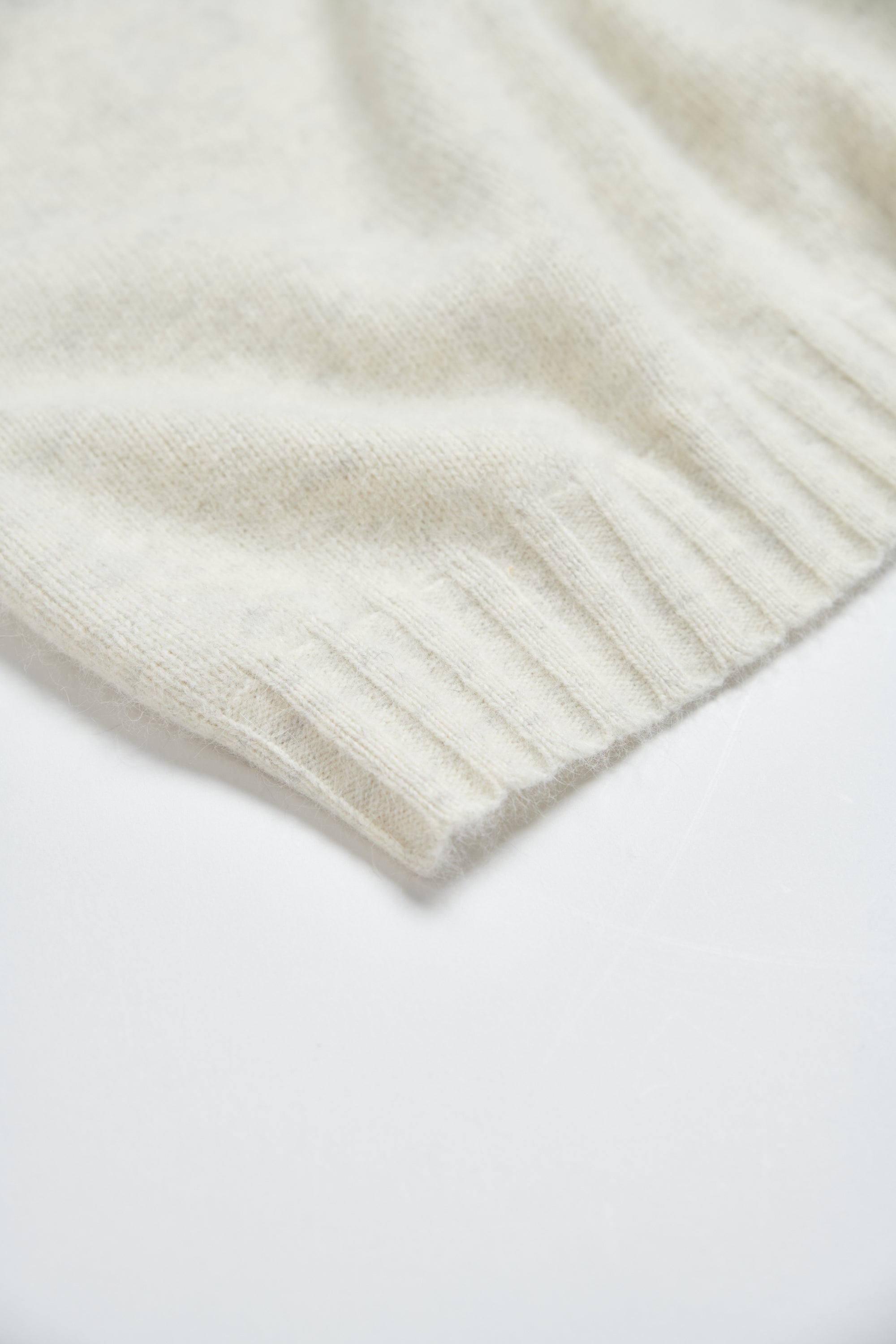 馬海毛圓領後排釦背心式毛衣-米