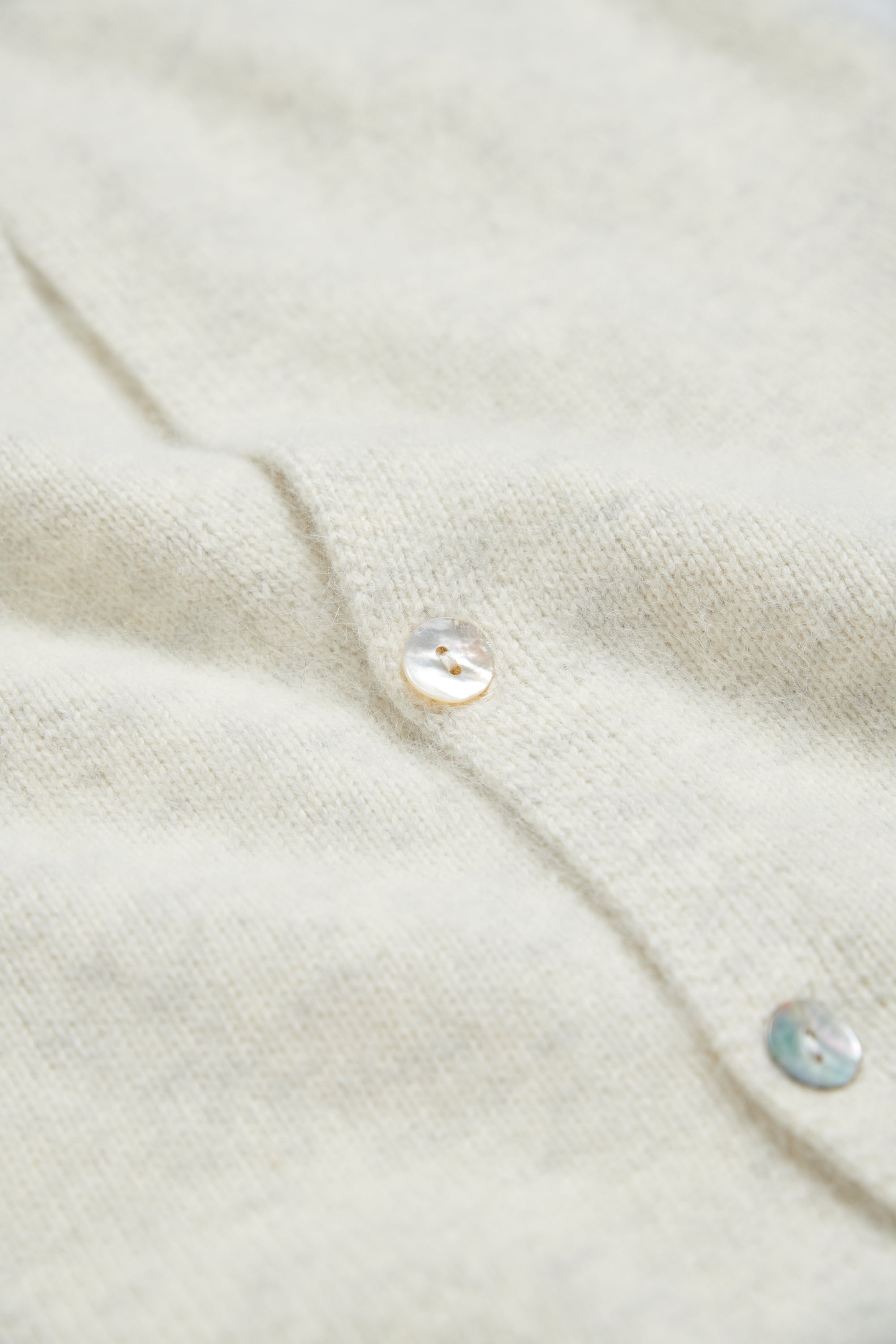 馬海毛圓領後排釦背心式毛衣-米