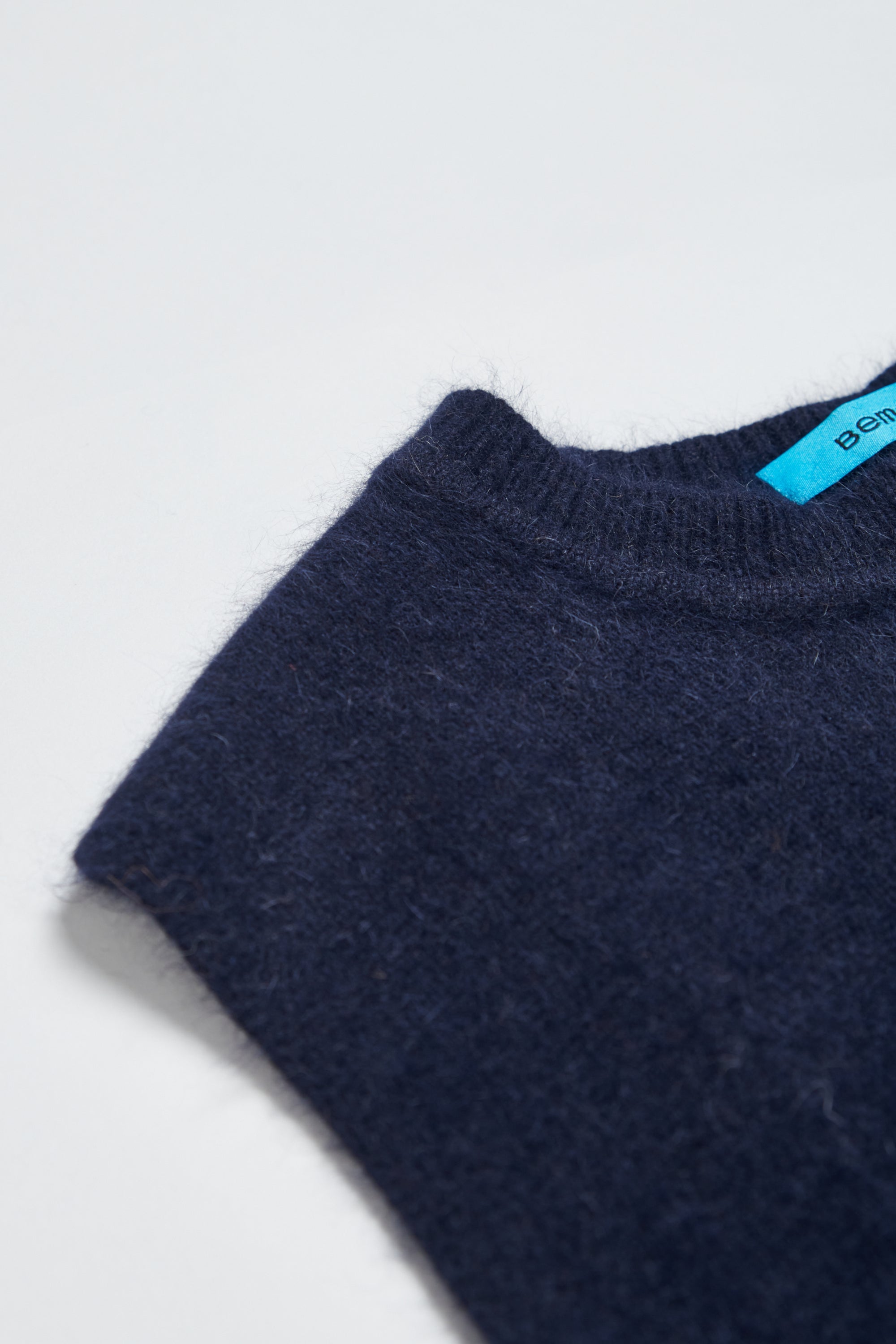 馬海毛圓領後排釦背心式毛衣-藏青