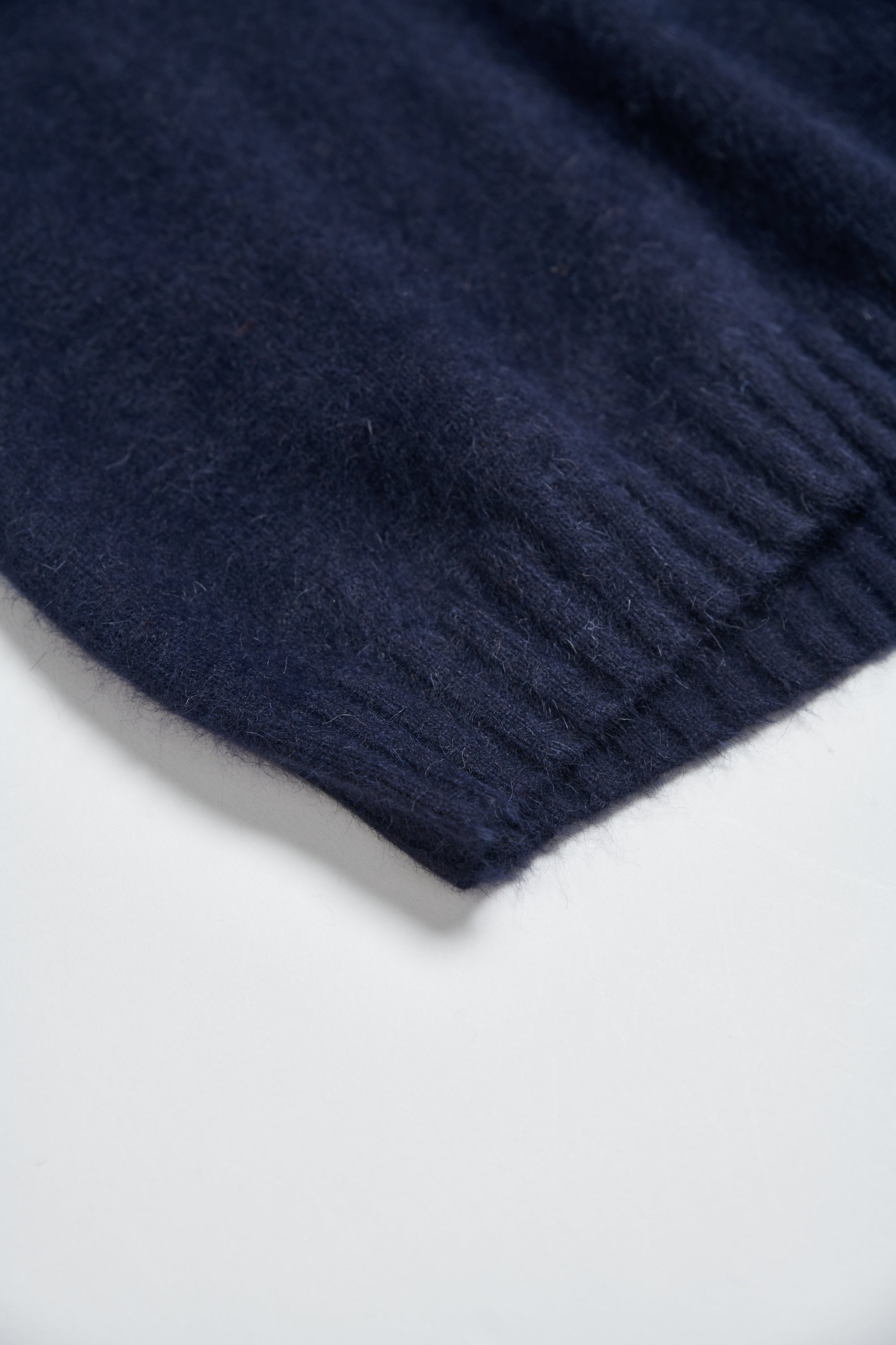 馬海毛圓領後排釦背心式毛衣-藏青