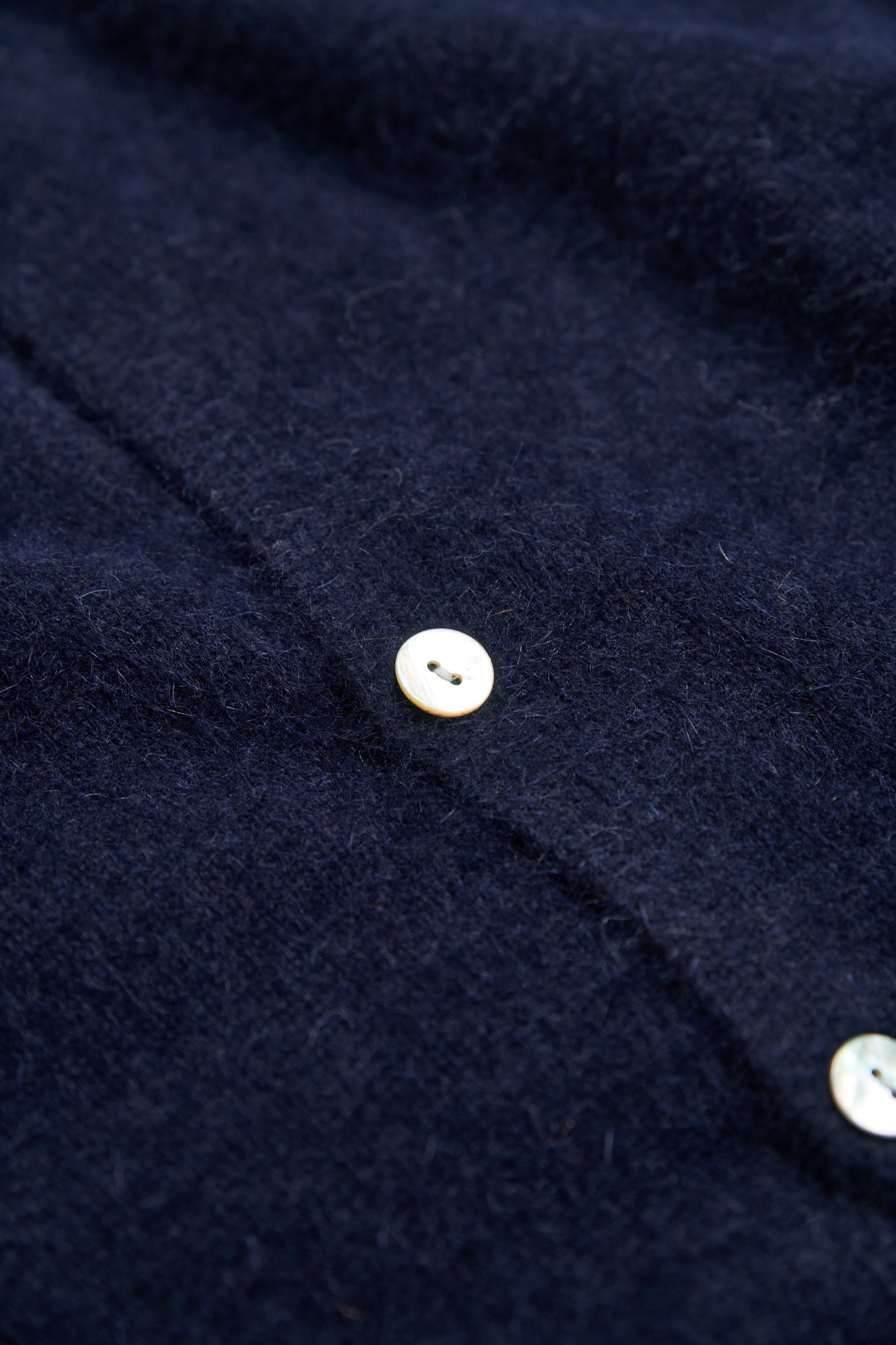 馬海毛圓領後排釦背心式毛衣-藏青