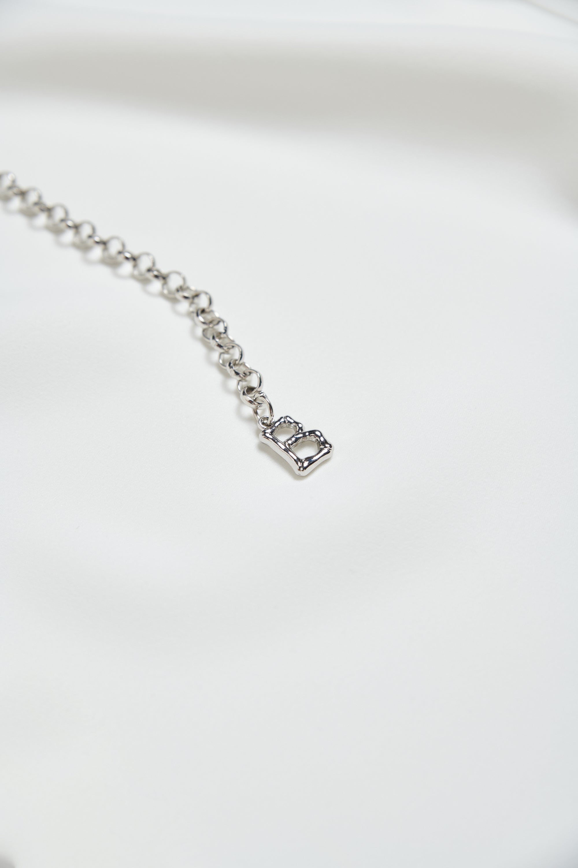 不易皺簡約圓領造型上衣(附項鍊)-白