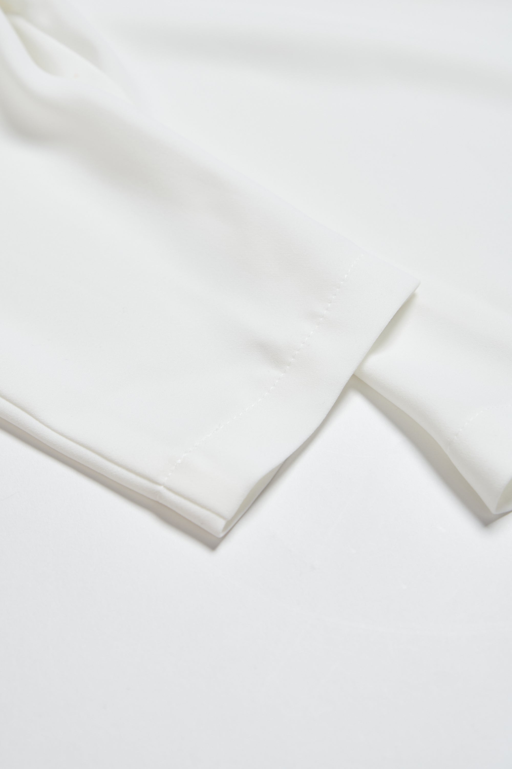 不易皺簡約圓領造型上衣(附項鍊)-白