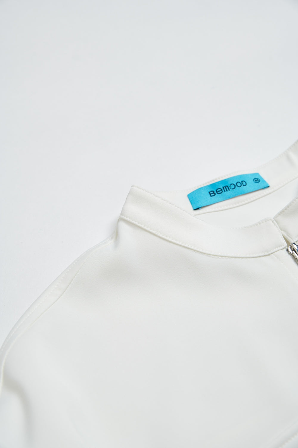 不易皺半拉鍊雙口袋落肩寬版上衣-白