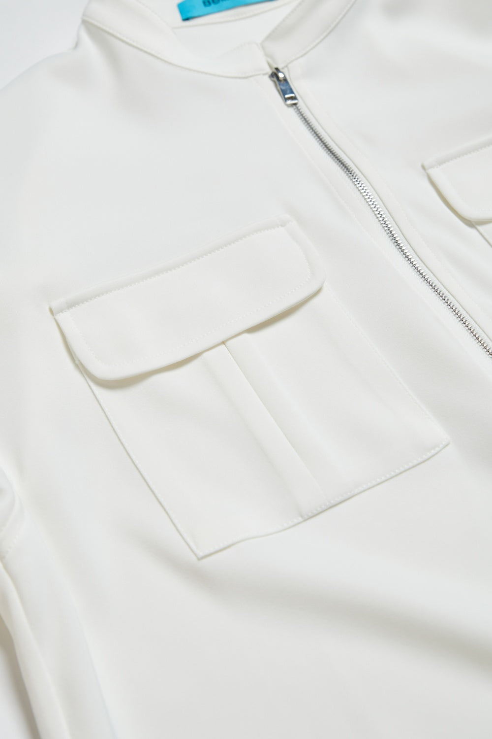 不易皺半拉鍊雙口袋落肩寬版上衣-白