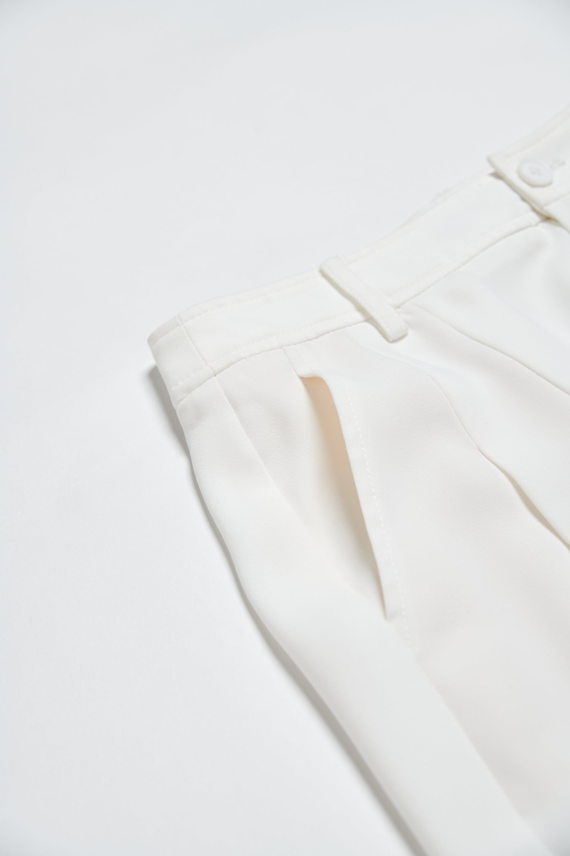 不易皺開岔打褶長裙-白