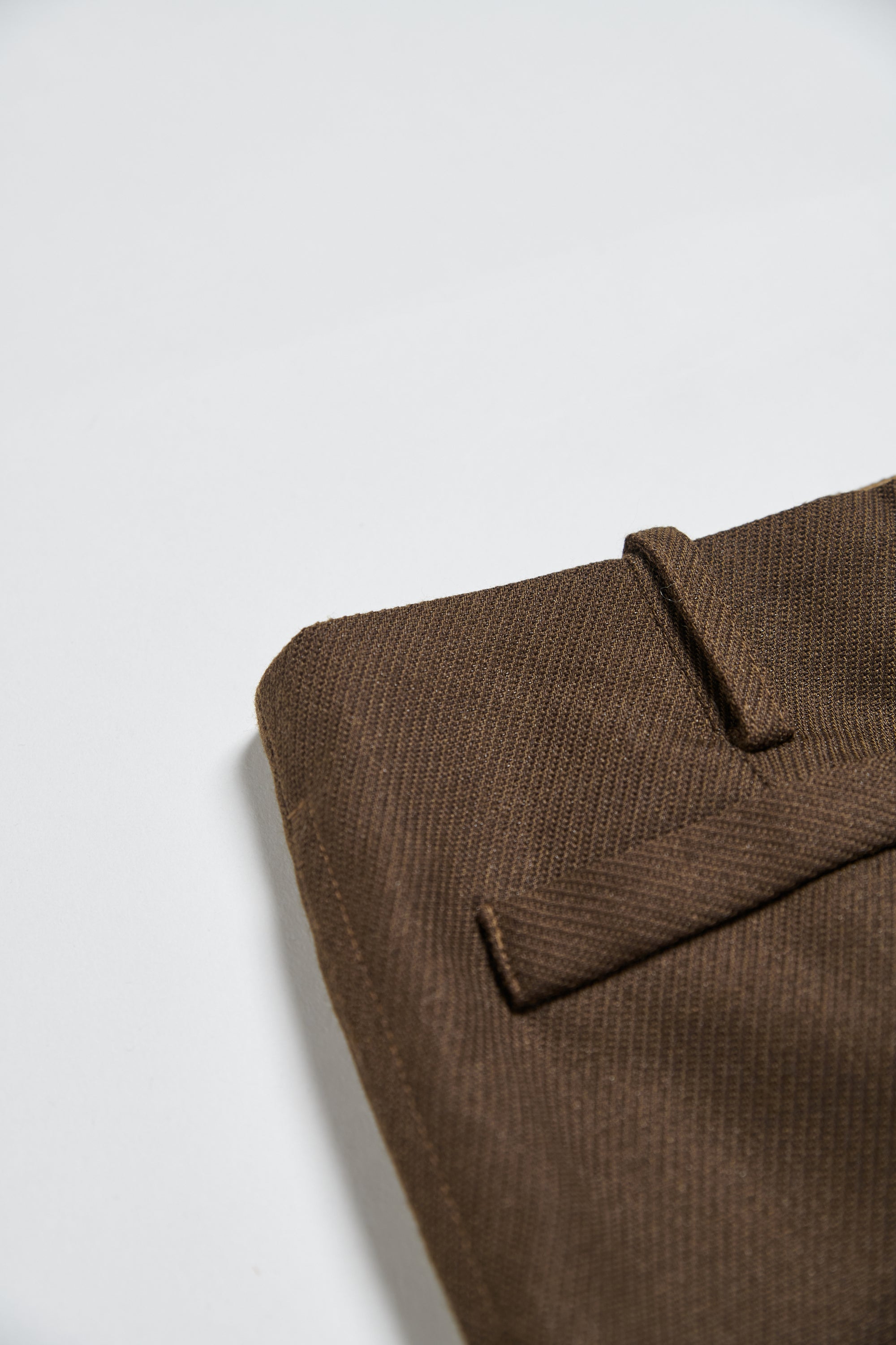 經典挺版前褶短裙-咖