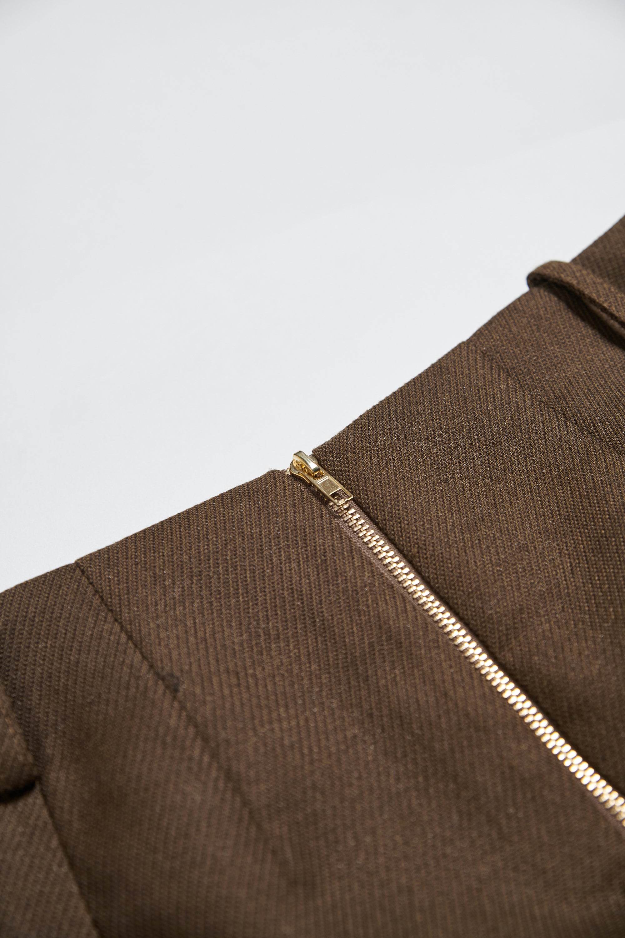 經典挺版前褶短裙-咖