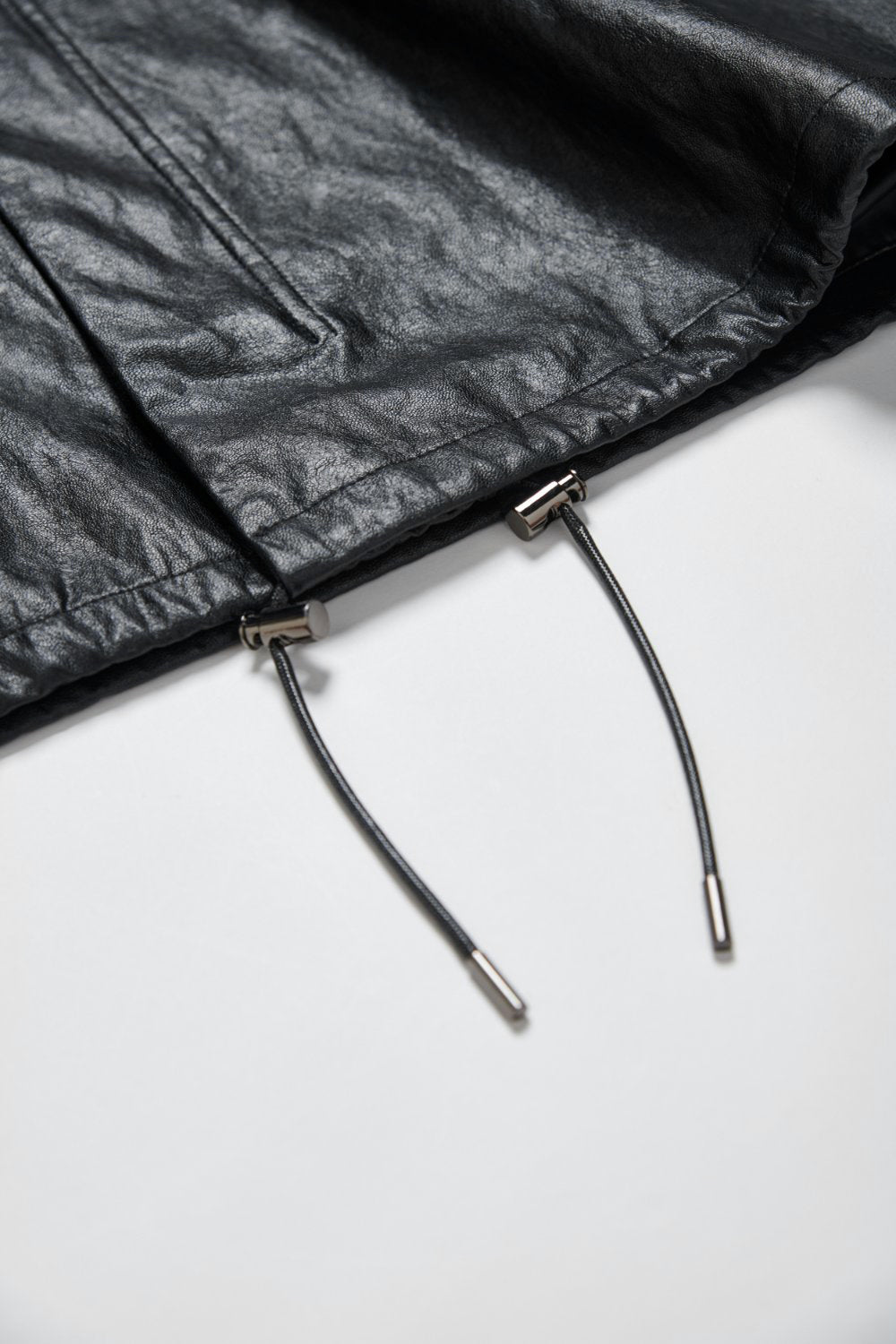 下襬抽繩立領皮革外套-黑