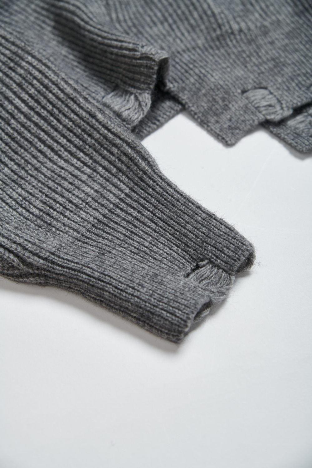 破損感直條短版針織毛衣-灰