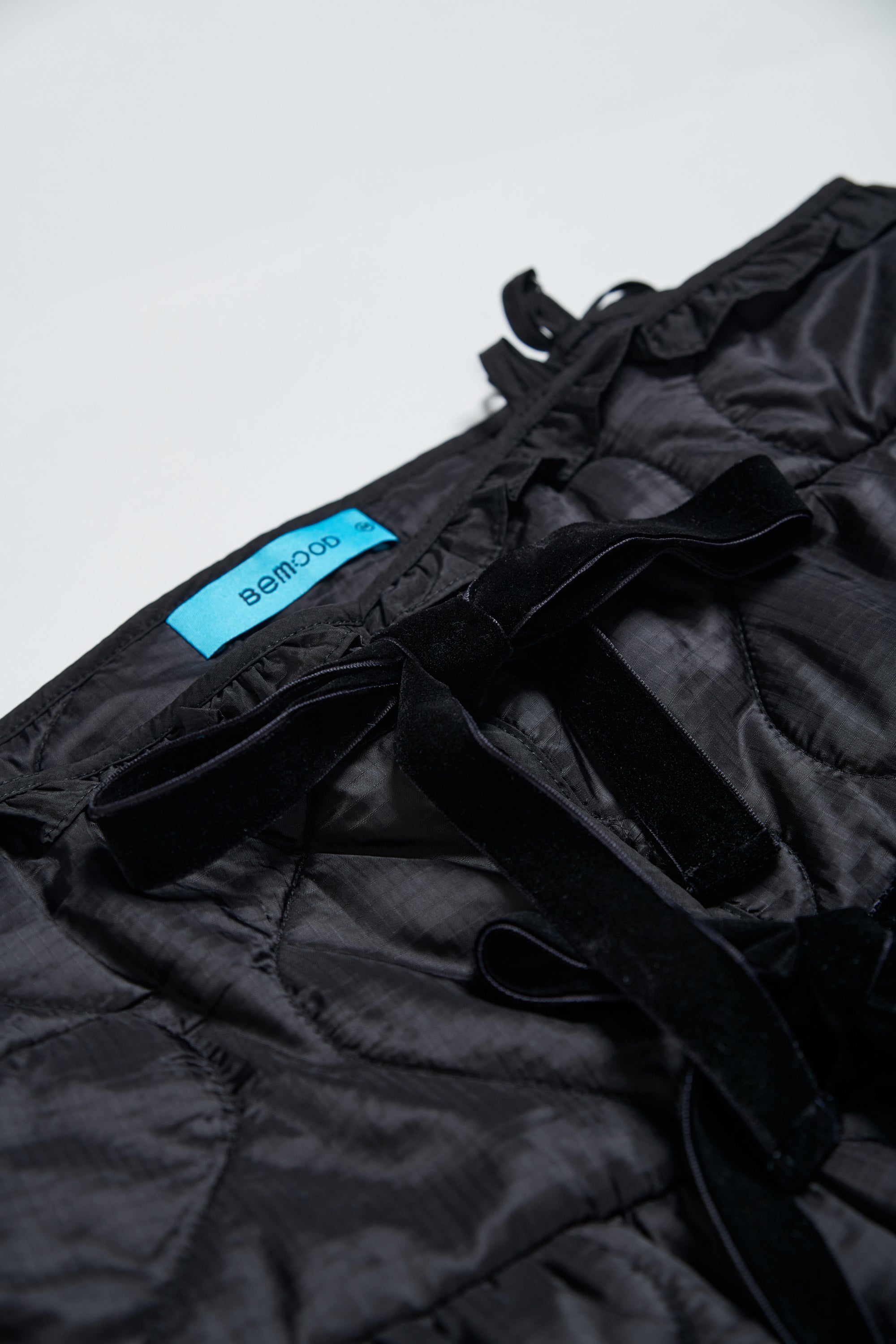 薄鋪棉壓紋蝴蝶結造型背心上衣-黑