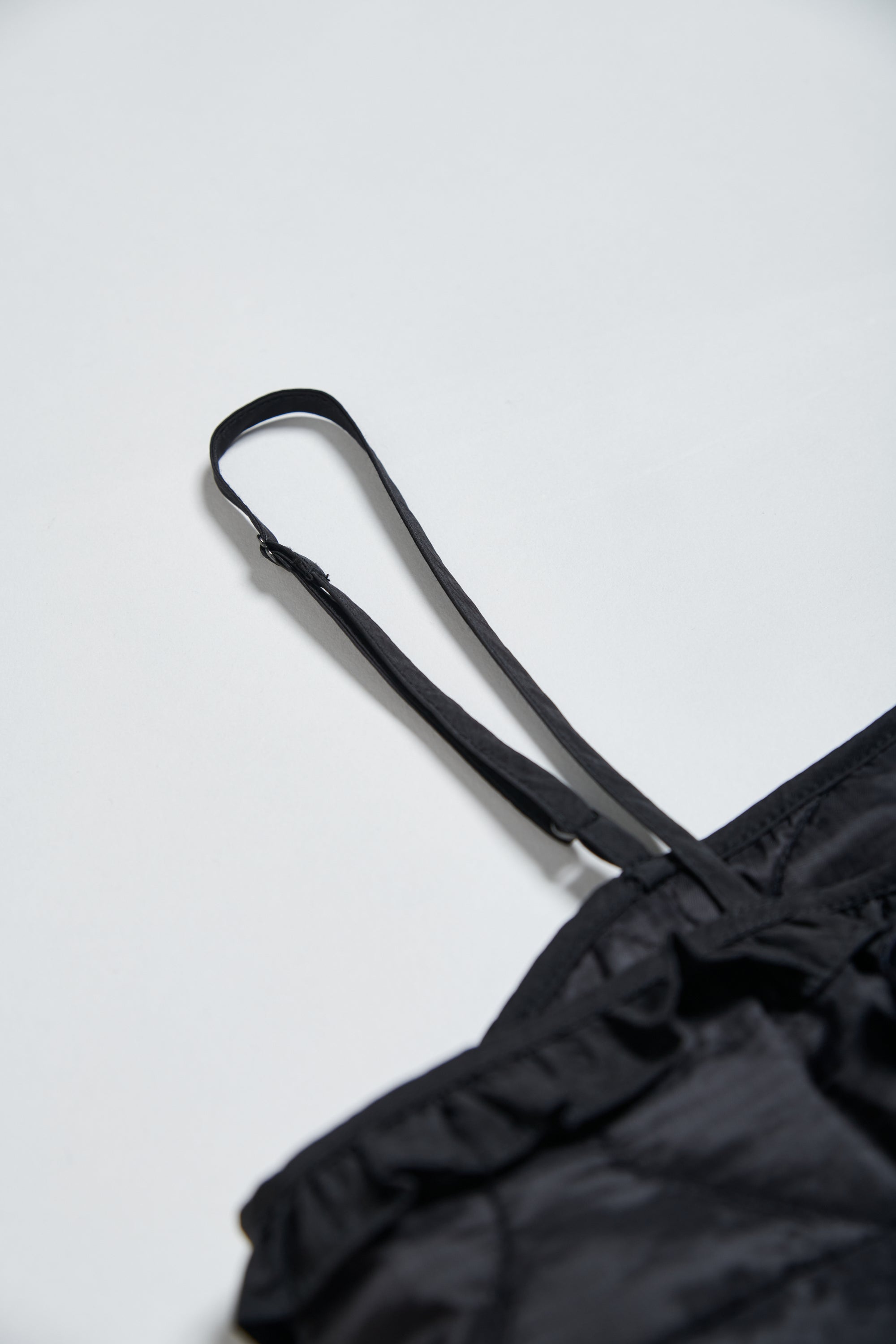 薄鋪棉壓紋蝴蝶結造型背心上衣-黑