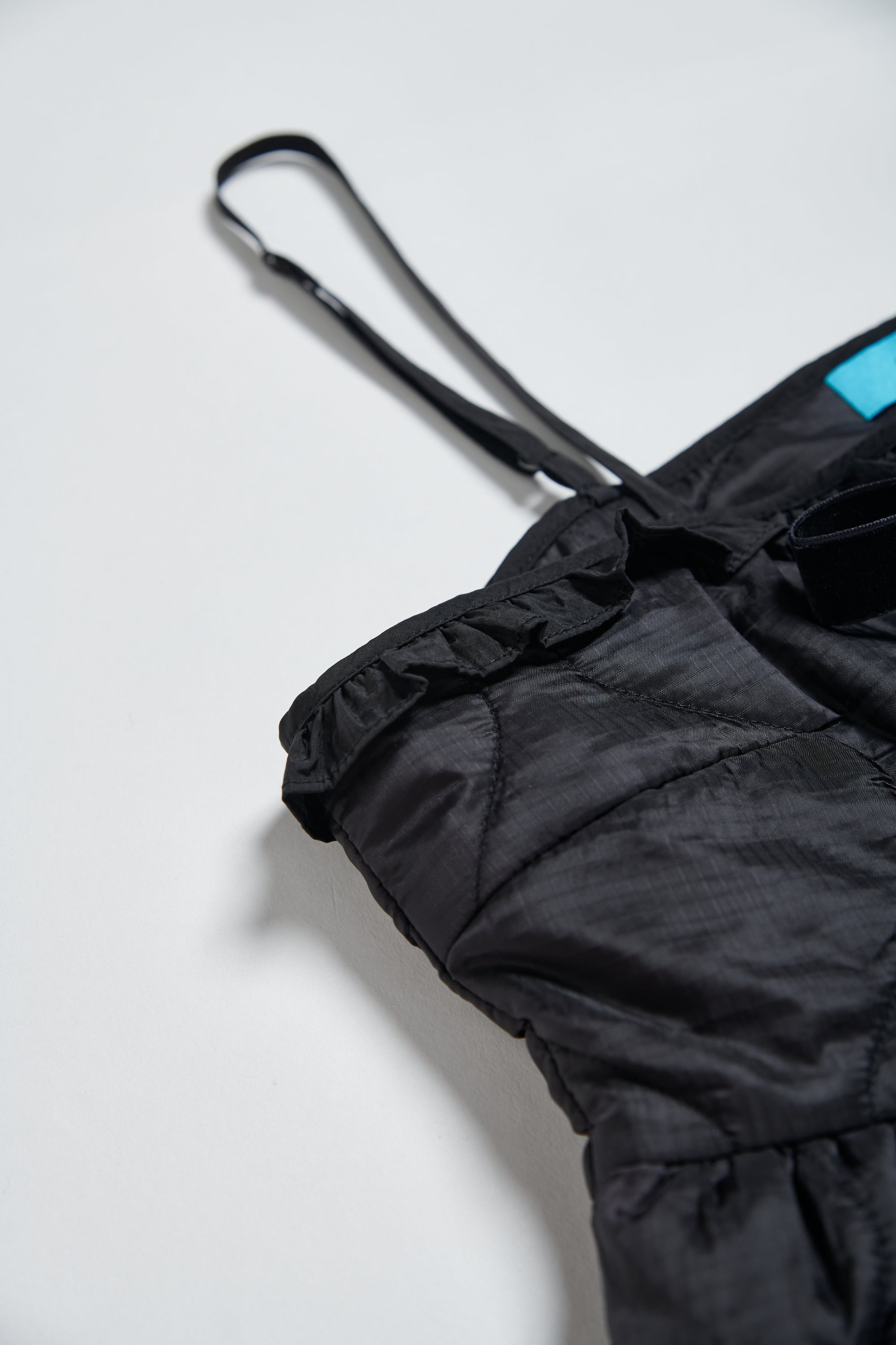 薄鋪棉壓紋蝴蝶結造型背心上衣-黑