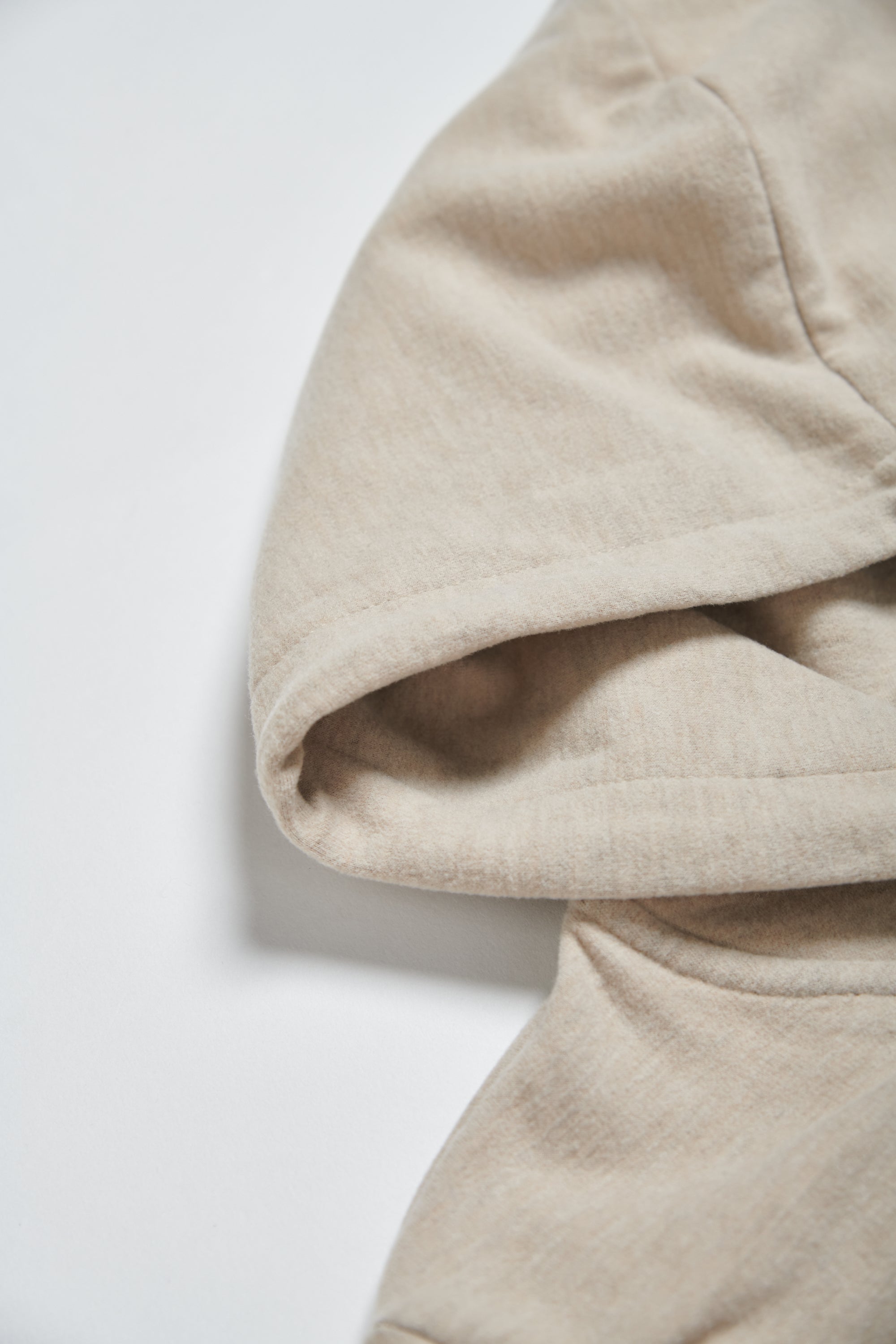 連帽假兩件配色拉鍊收腰上衣-米