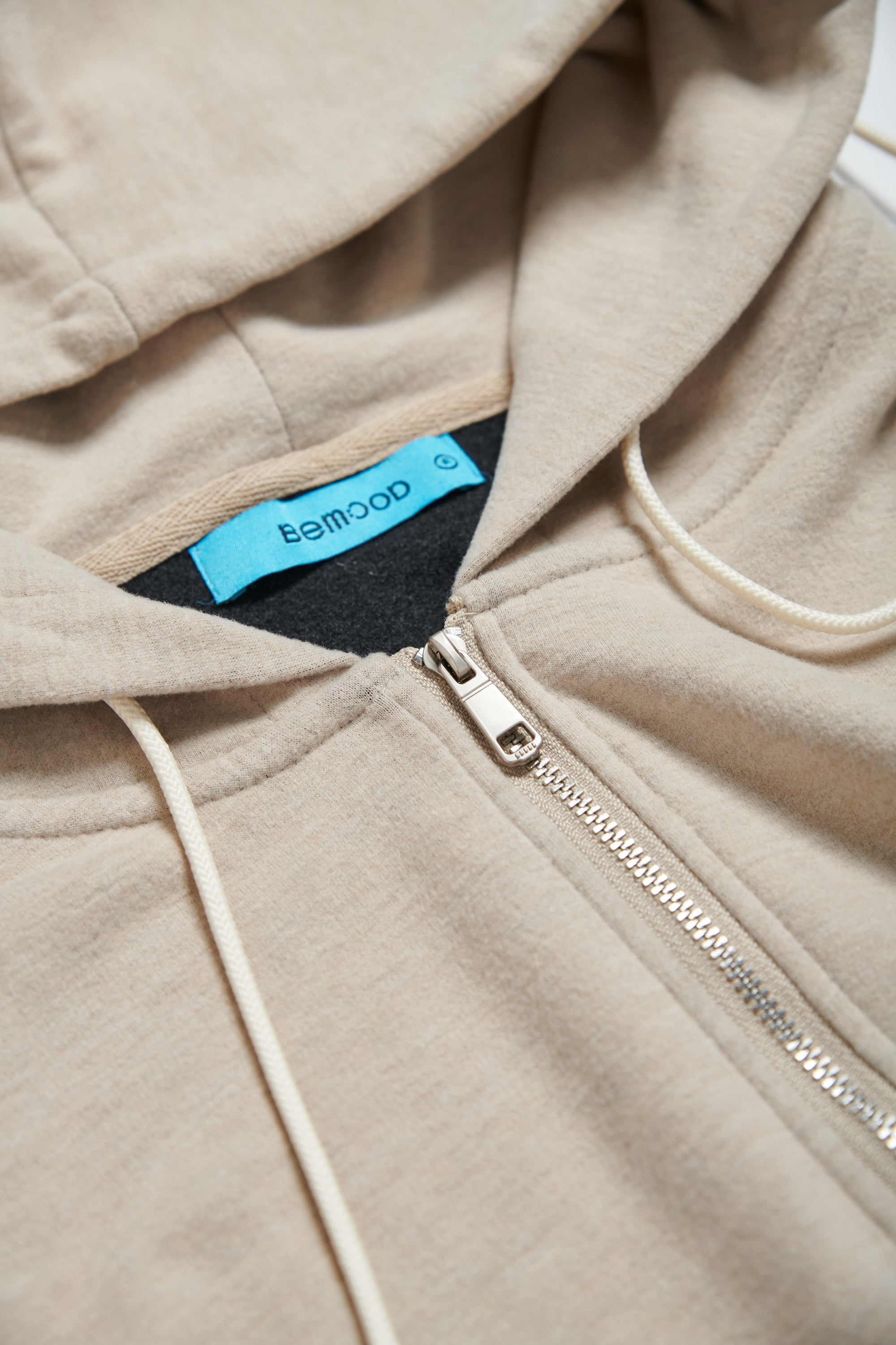 連帽假兩件配色拉鍊收腰上衣-米