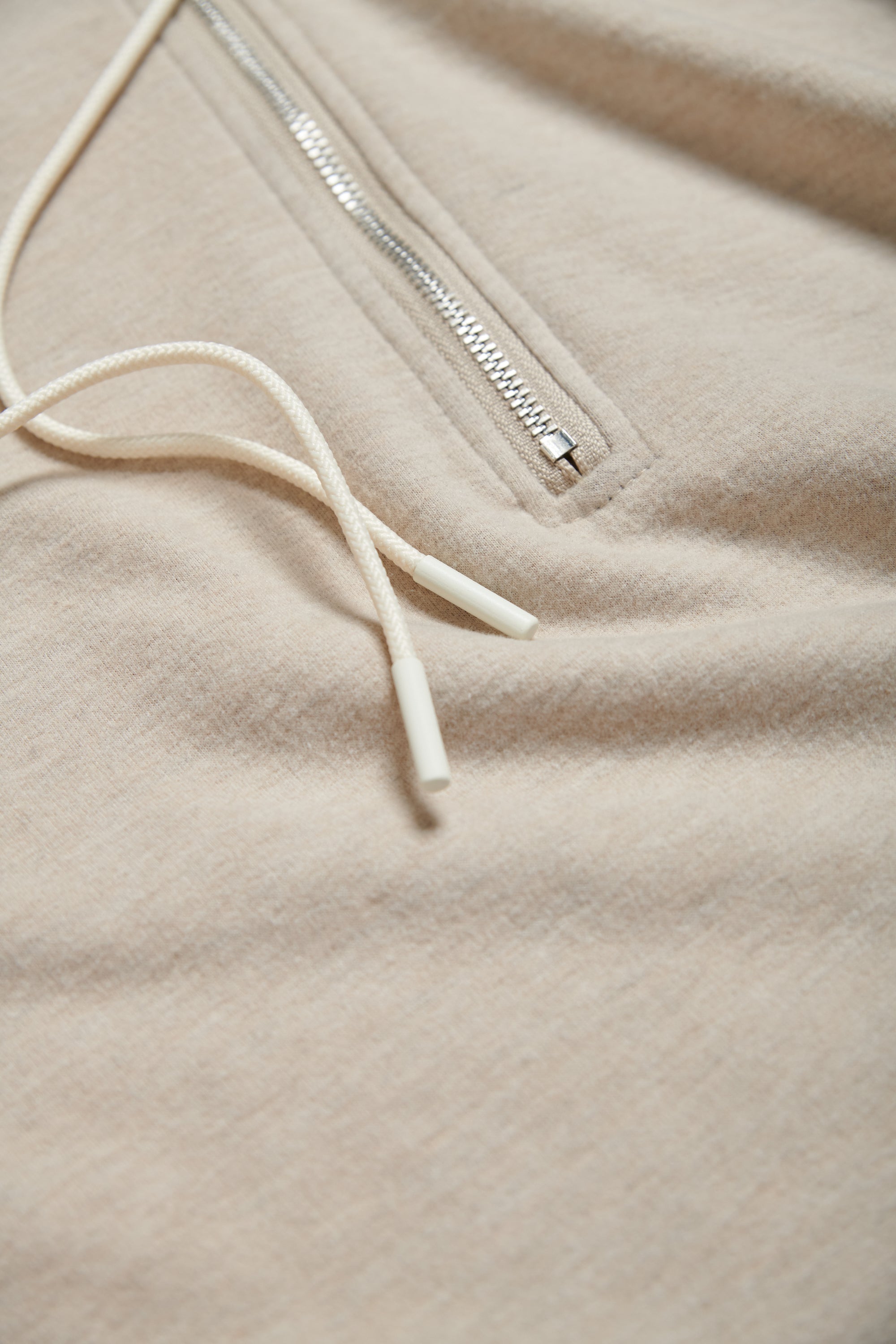 連帽假兩件配色拉鍊收腰上衣-米