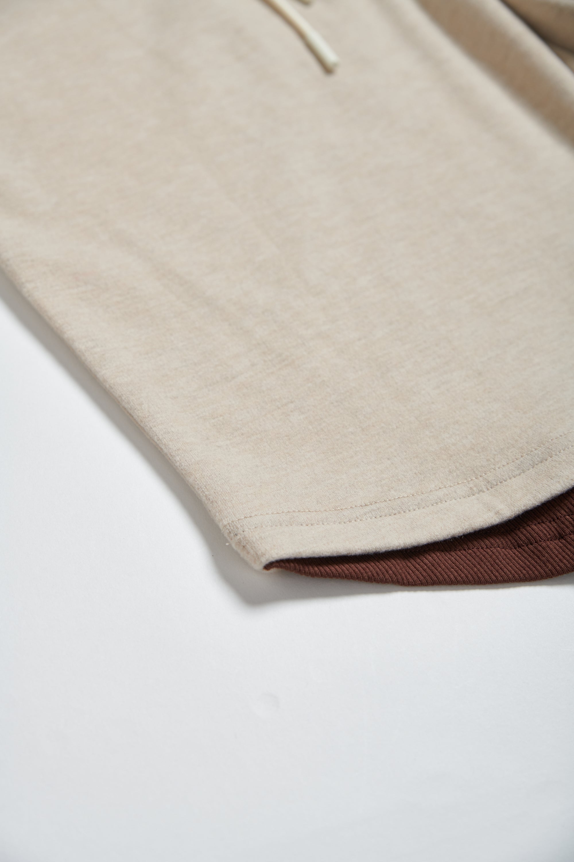 連帽假兩件配色拉鍊收腰上衣-米