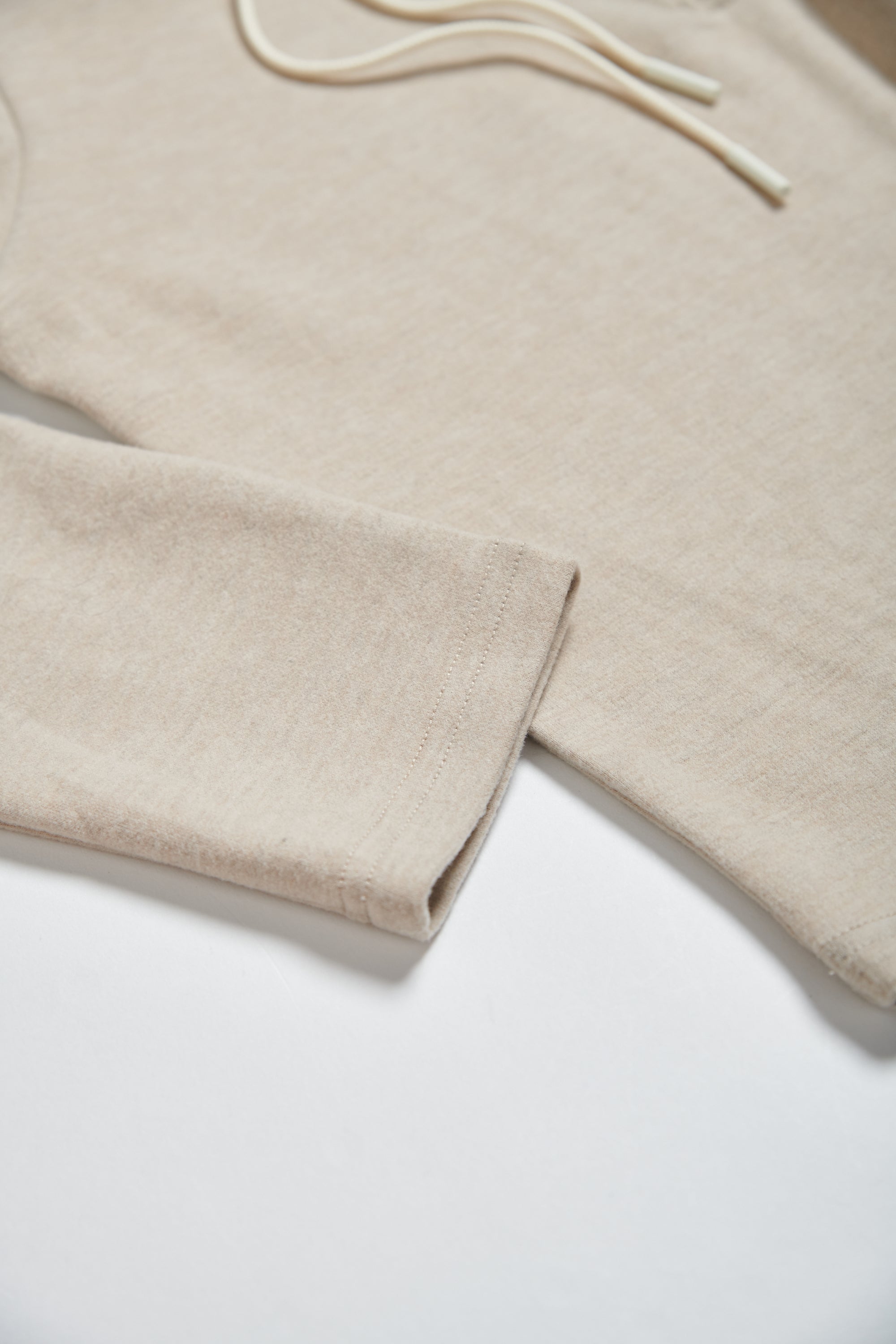 連帽假兩件配色拉鍊收腰上衣-米