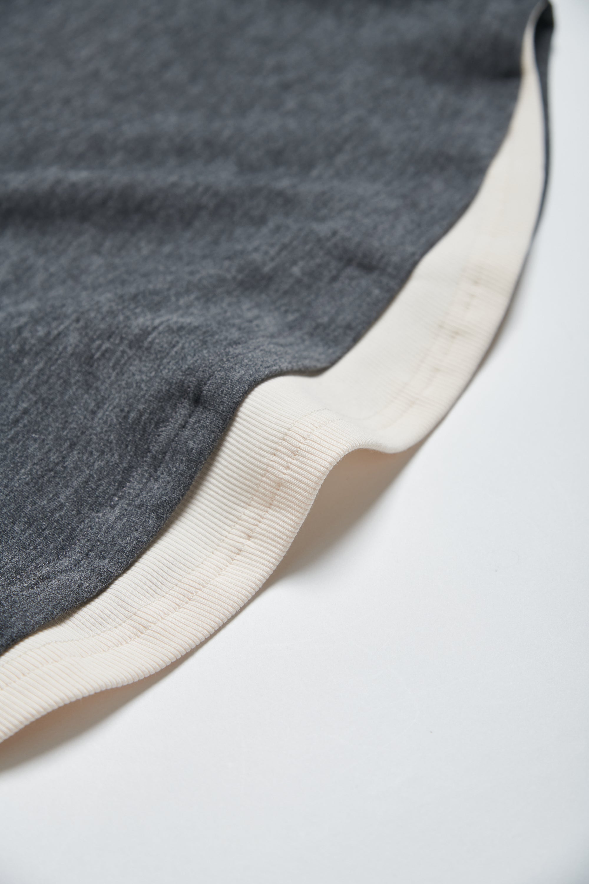 連帽假兩件配色拉鍊收腰上衣-深灰