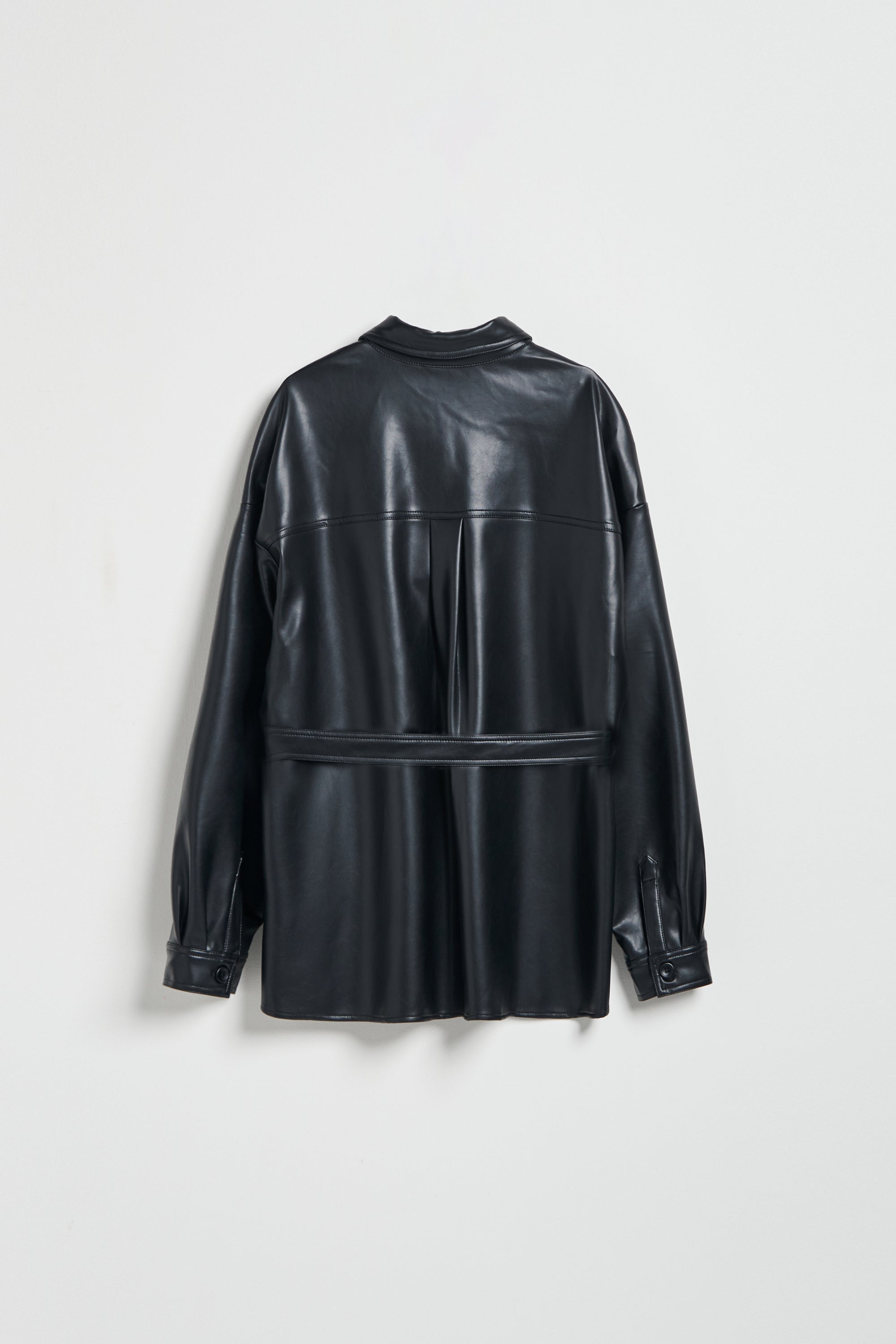 光澤感長版皮革襯衫式外套(附腰帶)-黑