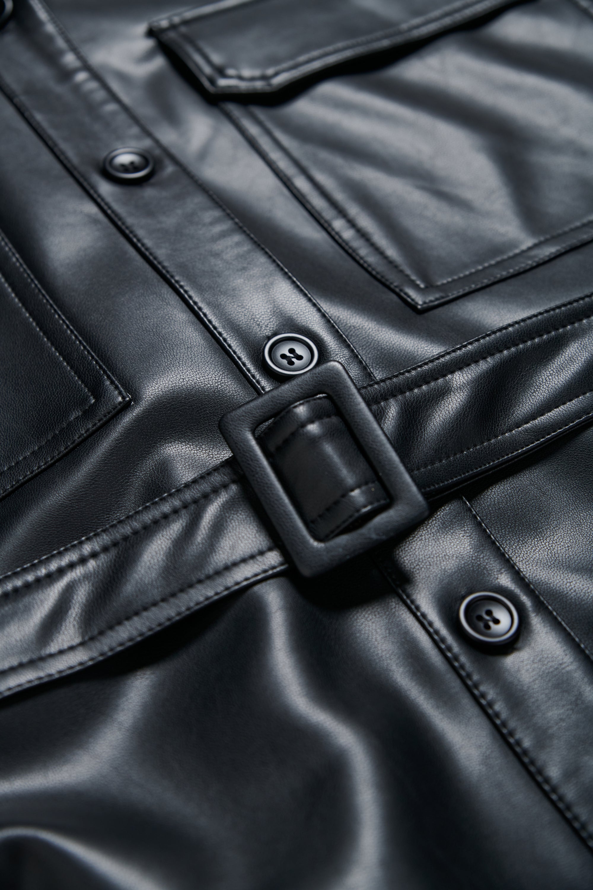 光澤感長版皮革襯衫式外套(附腰帶)-黑