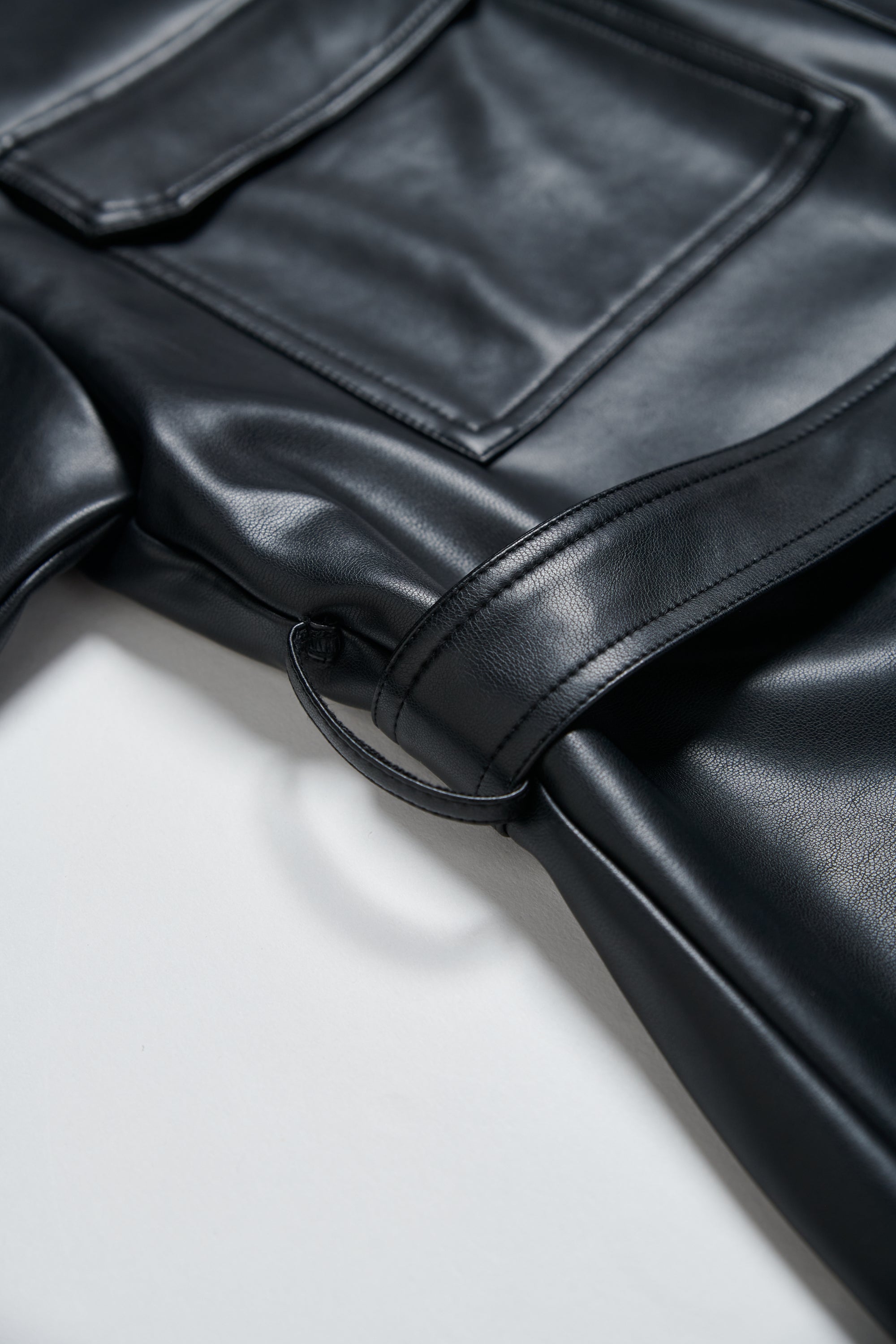 光澤感長版皮革襯衫式外套(附腰帶)-黑