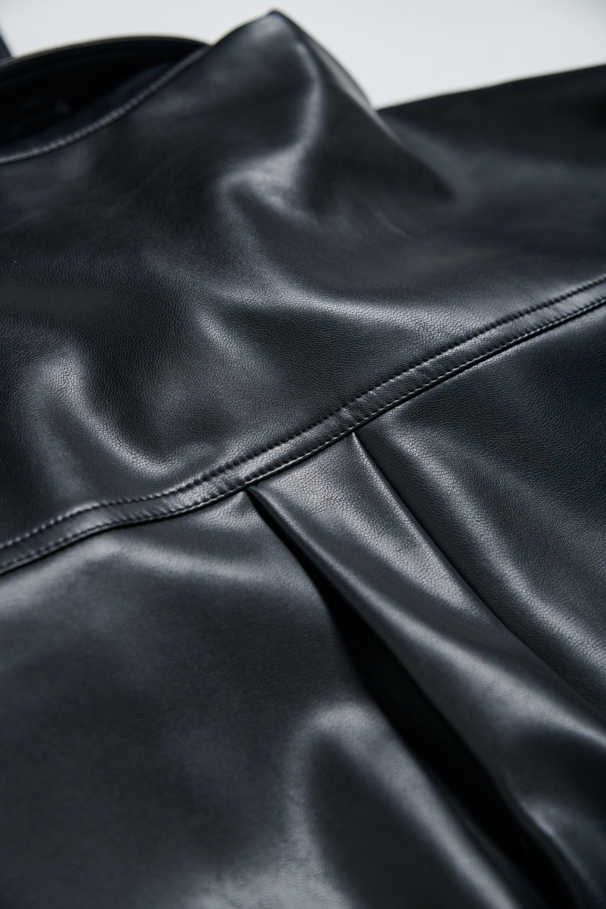 光澤感長版皮革襯衫式外套(附腰帶)-黑