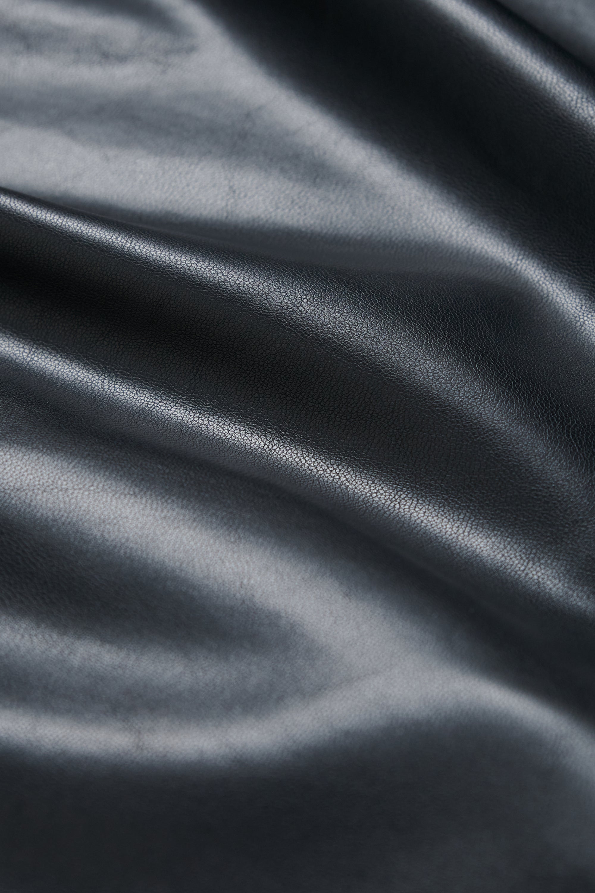 光澤感長版皮革襯衫式外套(附腰帶)-黑