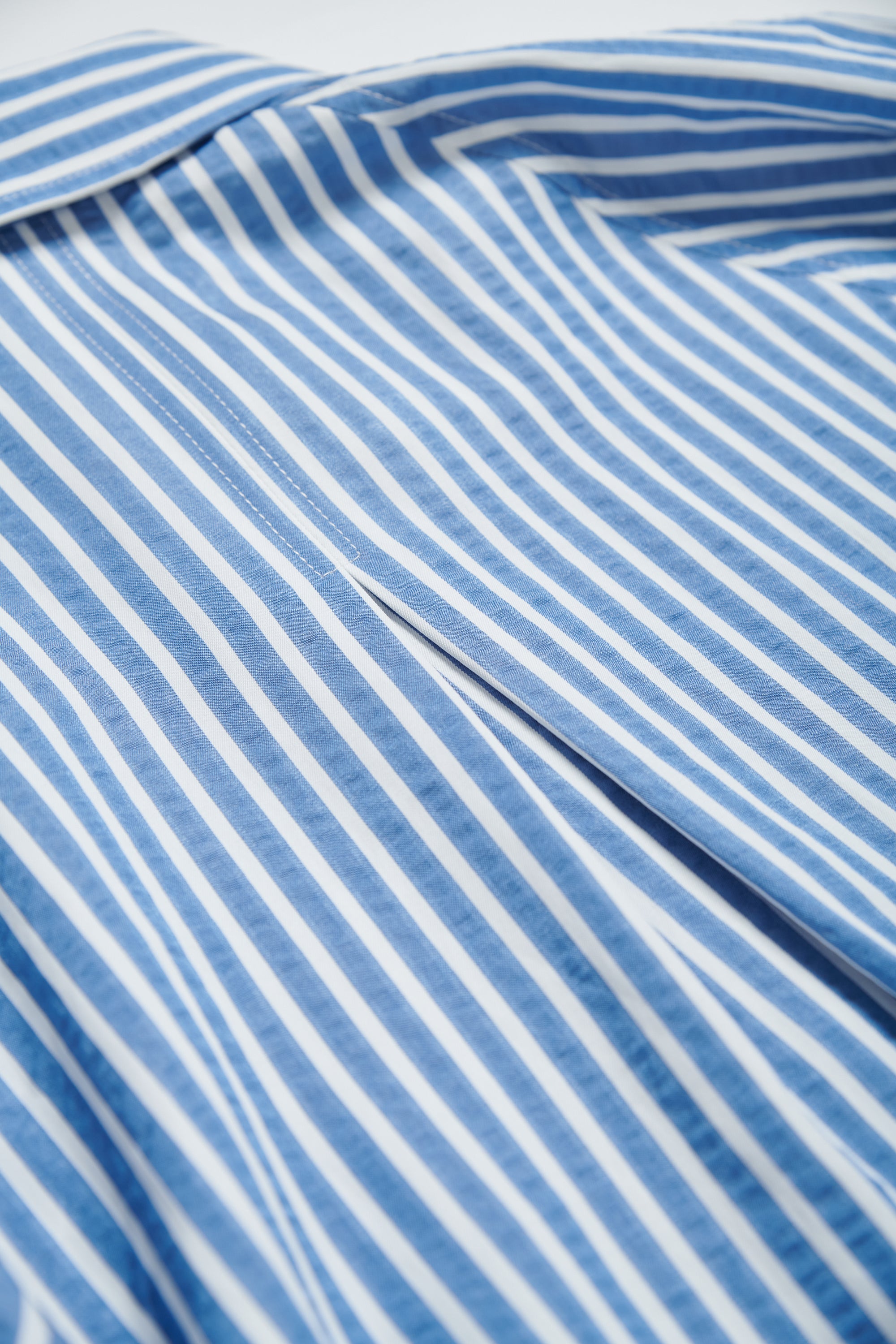 直條反摺配色袖口寬版襯衫(附髮圈)-藍白條