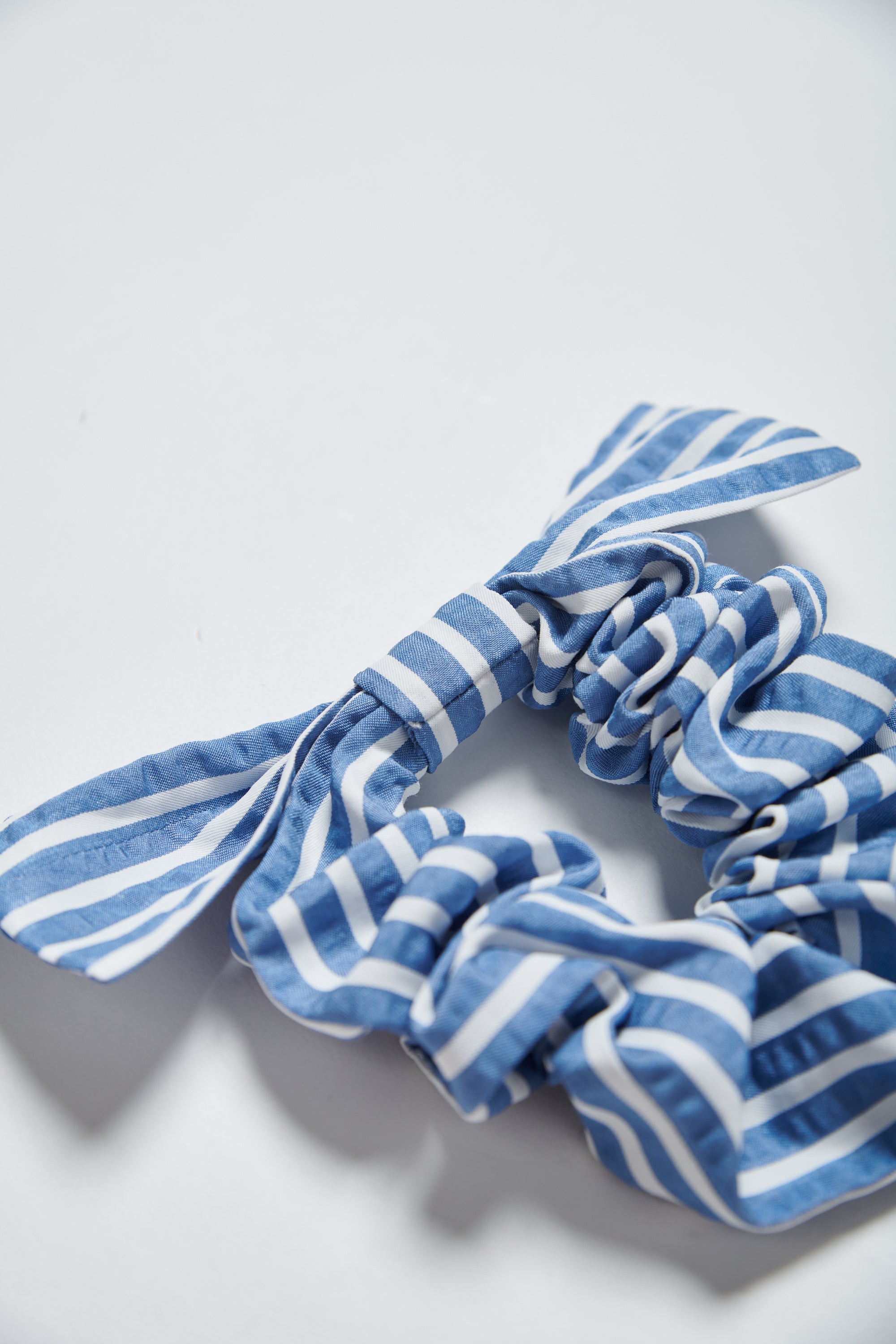 直條反摺配色袖口寬版襯衫(附髮圈)-藍白條