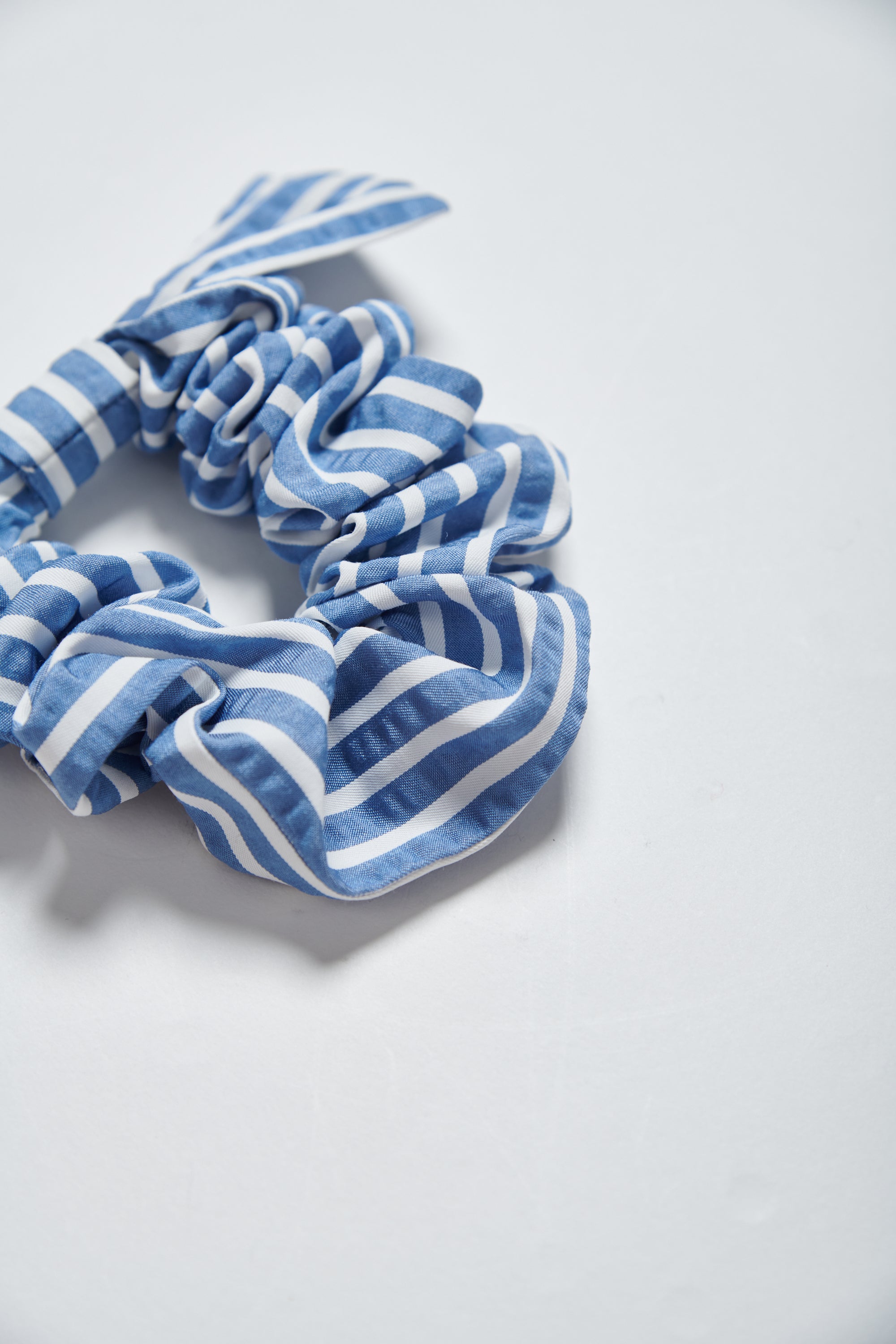 直條反摺配色袖口寬版襯衫(附髮圈)-藍白條