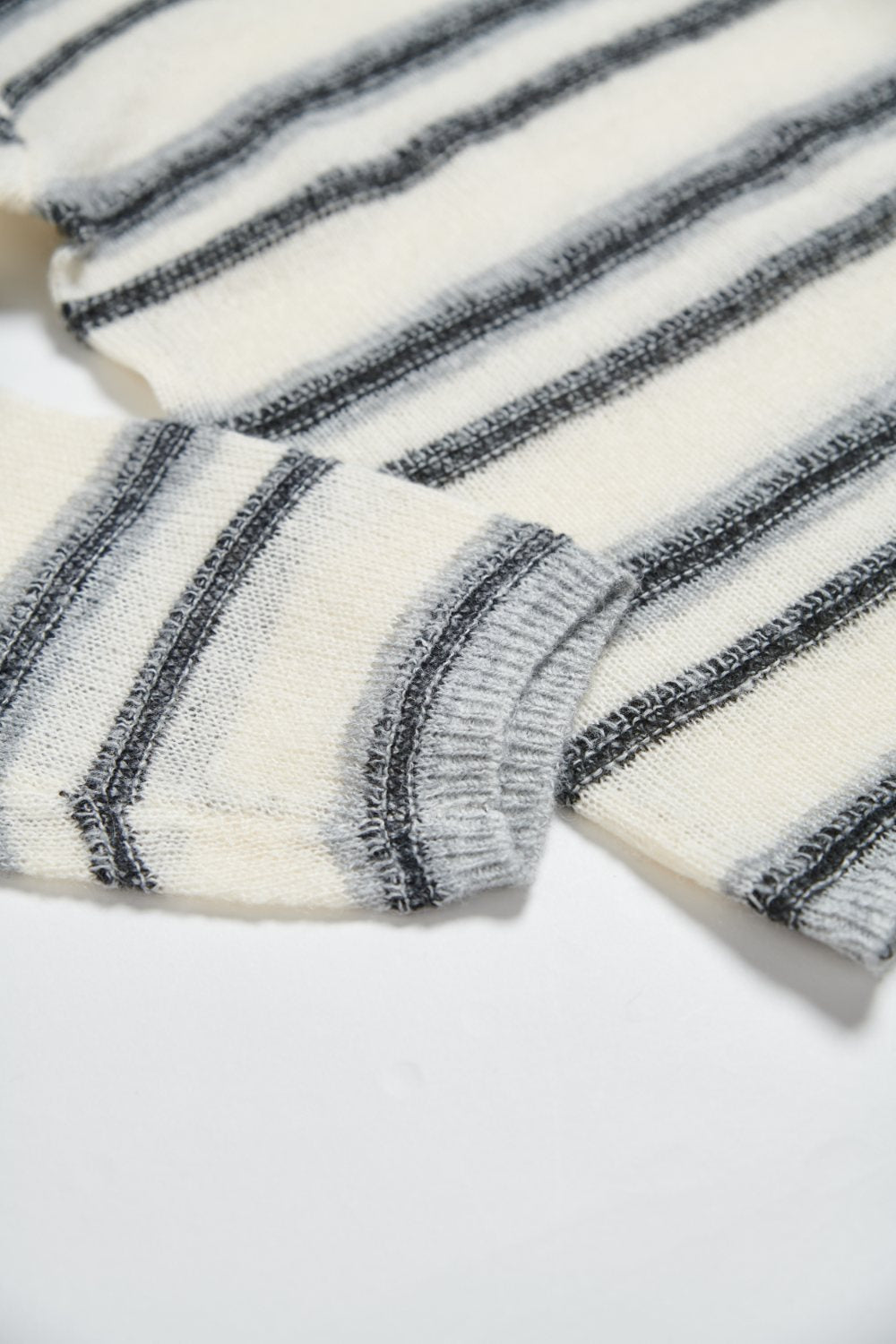 大圓領混紗寬條紋針織毛衣-黑白條
