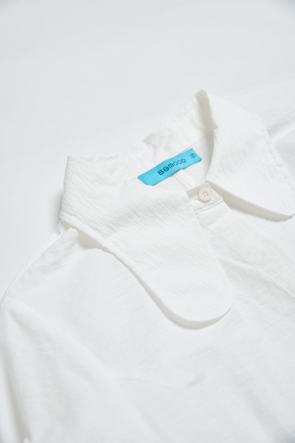 不規則領片車褶收腰襯衫-白