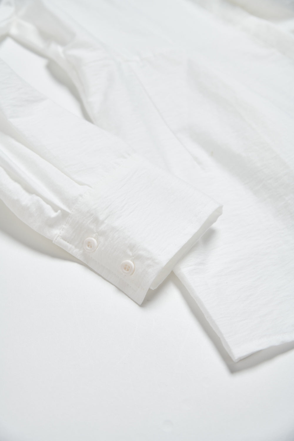 不規則領片車褶收腰襯衫-白