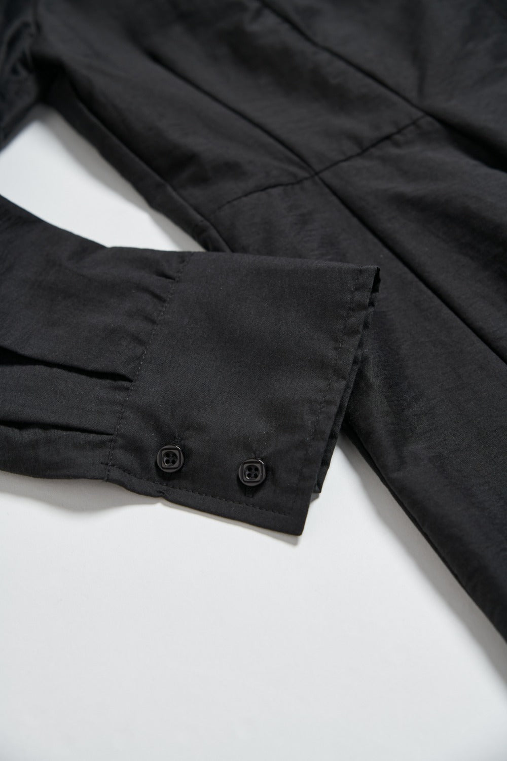 不規則領片車摺收腰襯衫-黑