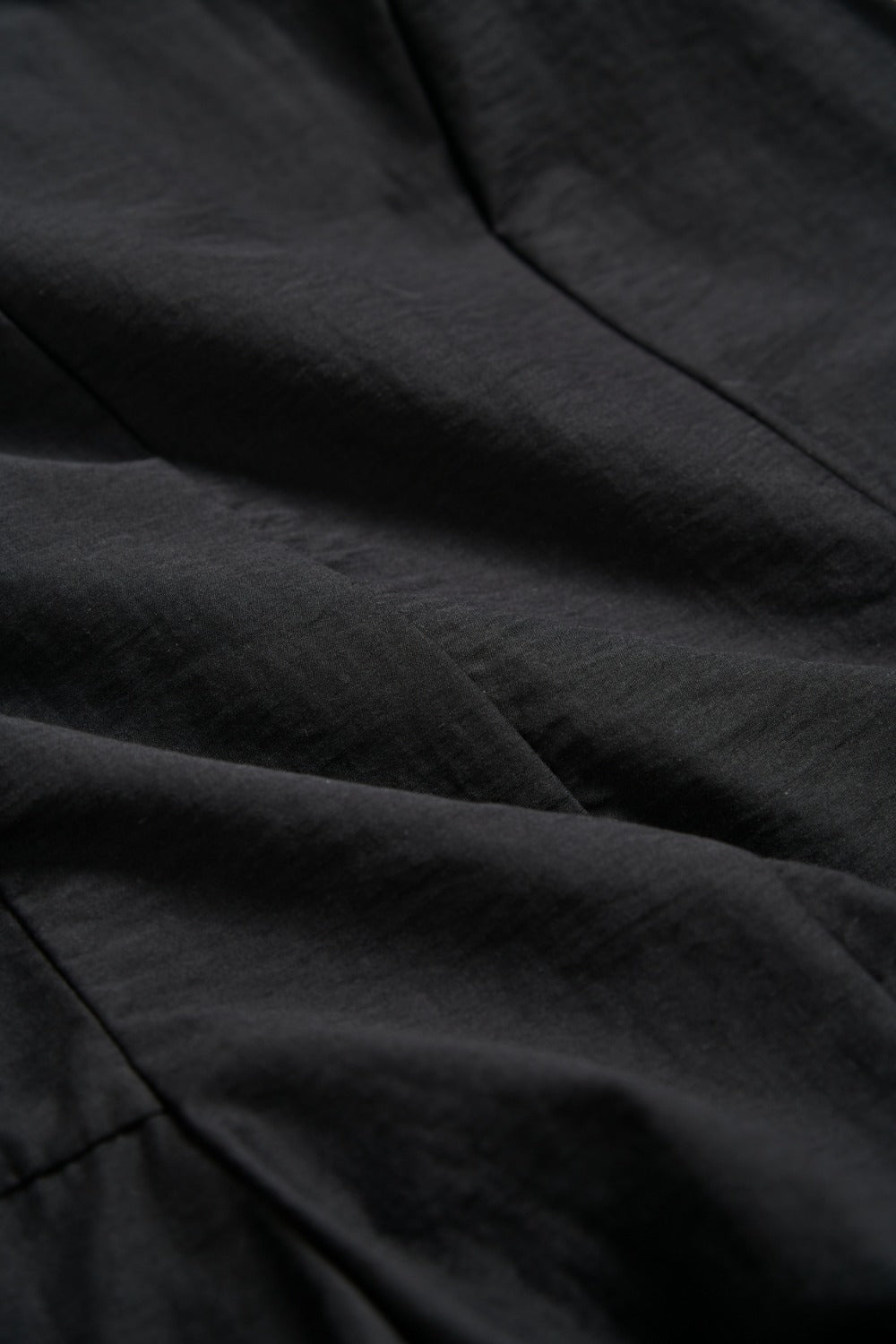 不規則領片車摺收腰襯衫-黑