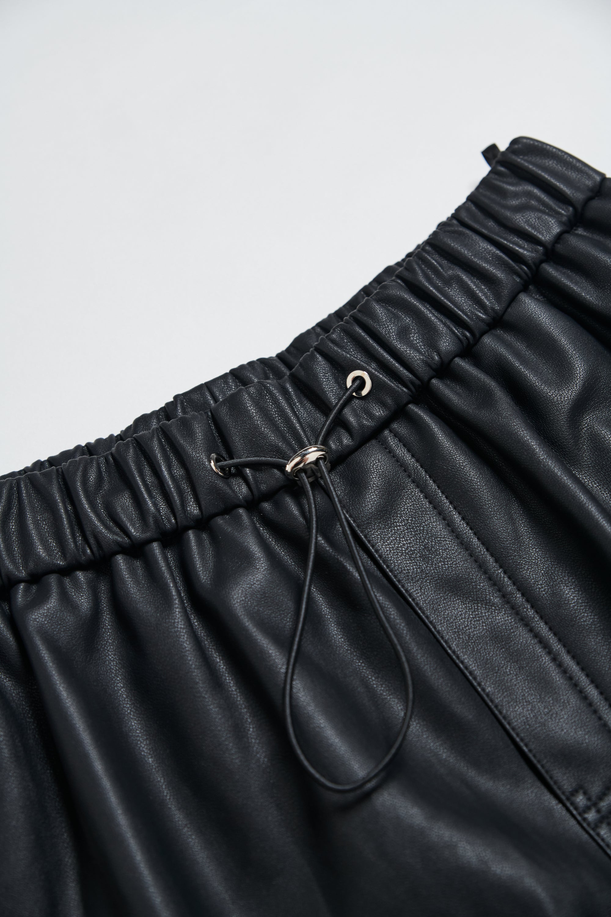 經典皮革抽繩短褲-黑