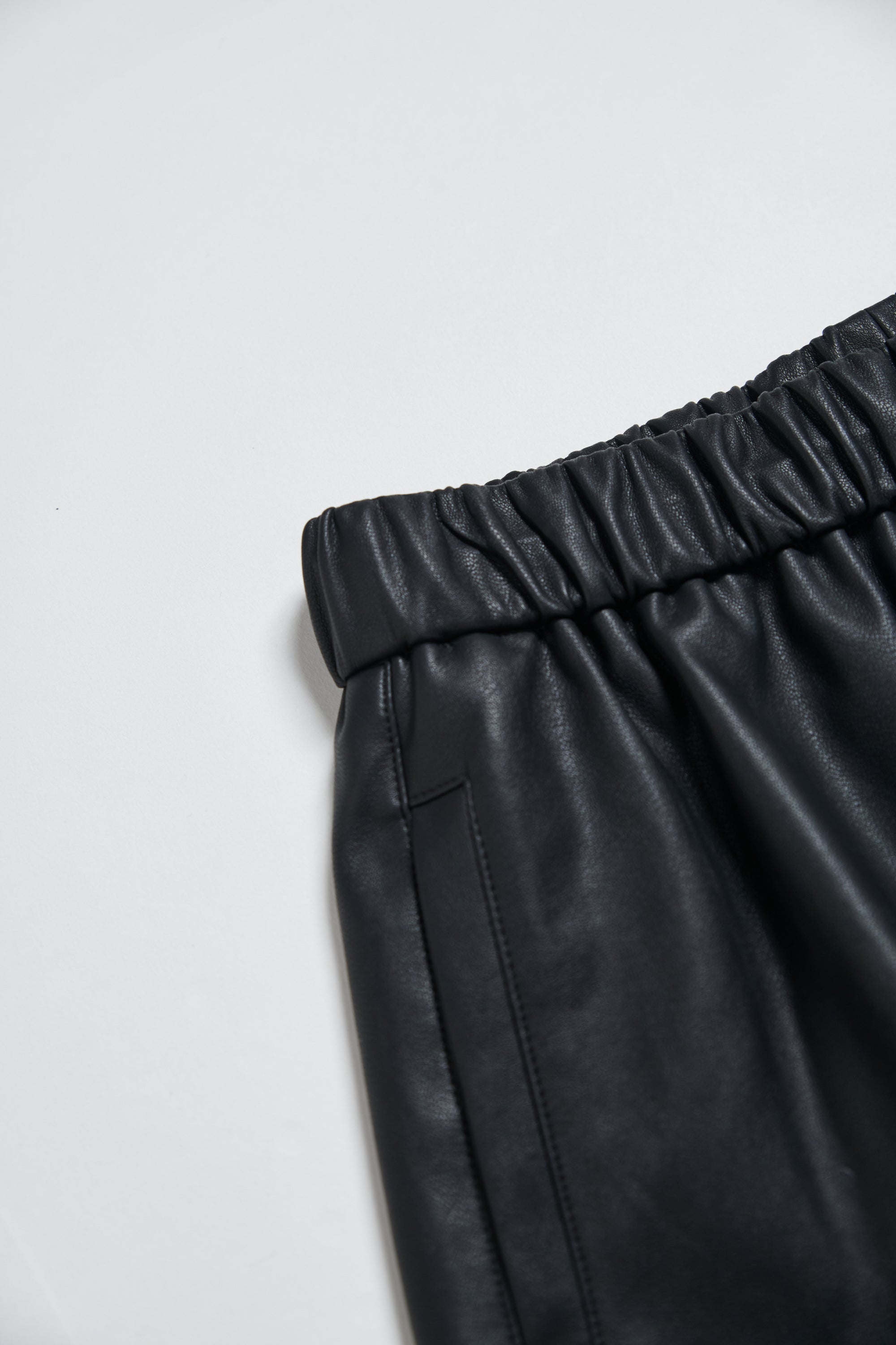 經典皮革抽繩短褲-黑