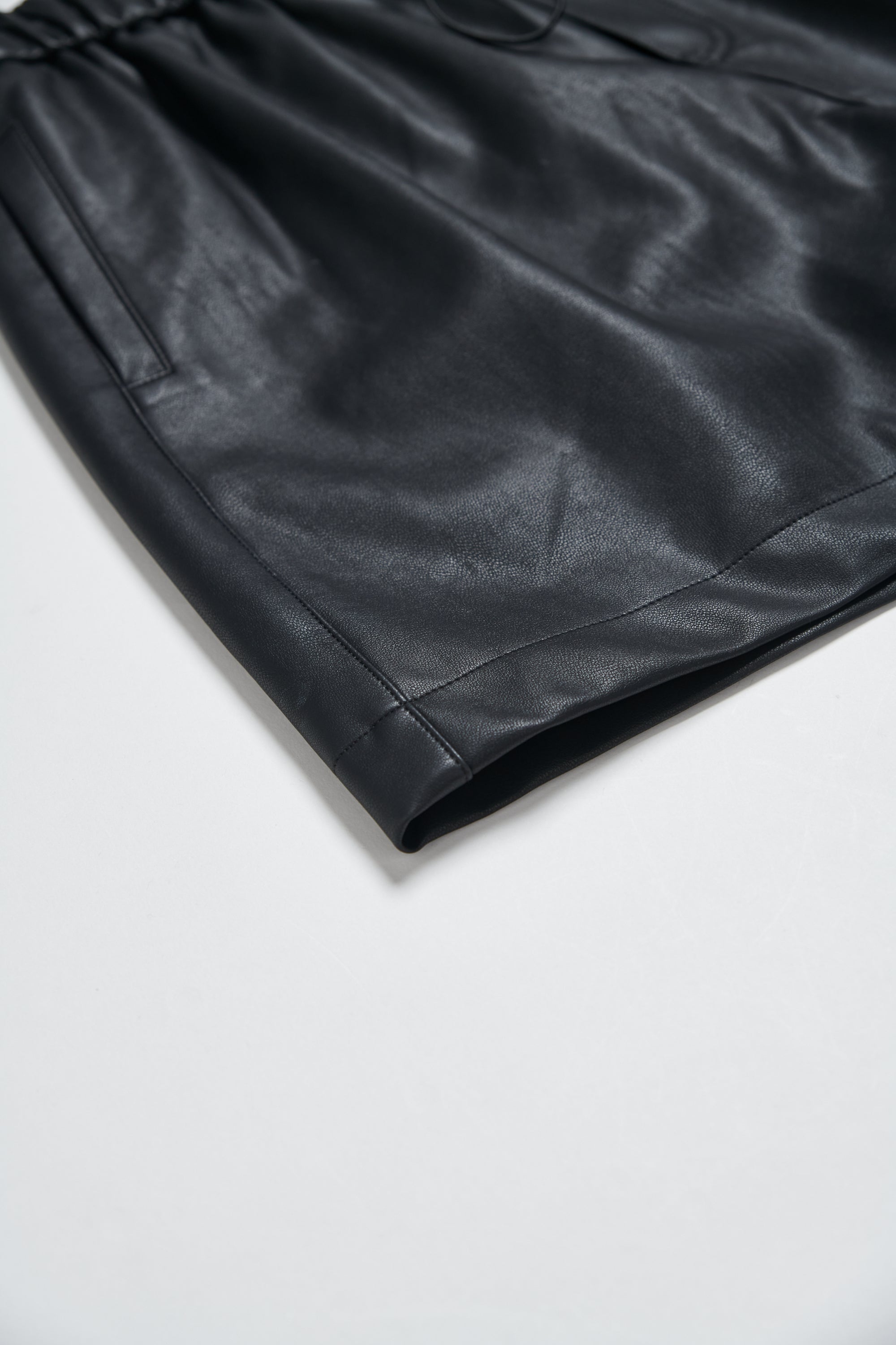 經典皮革抽繩短褲-黑